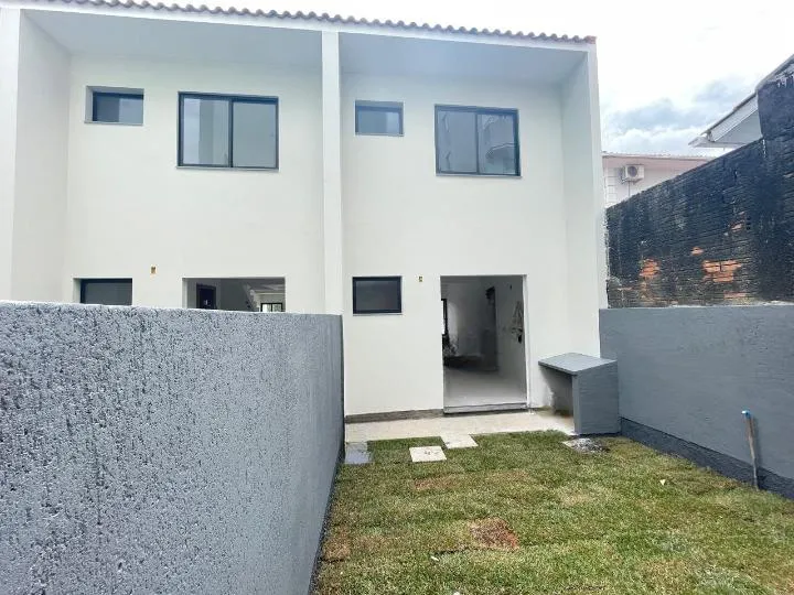Casa à venda com 2 quartos, sendo 2 suítes, 1 vaga, 73m² na Rua Aduci Arbueis do Nascimento no Serraria, São José
