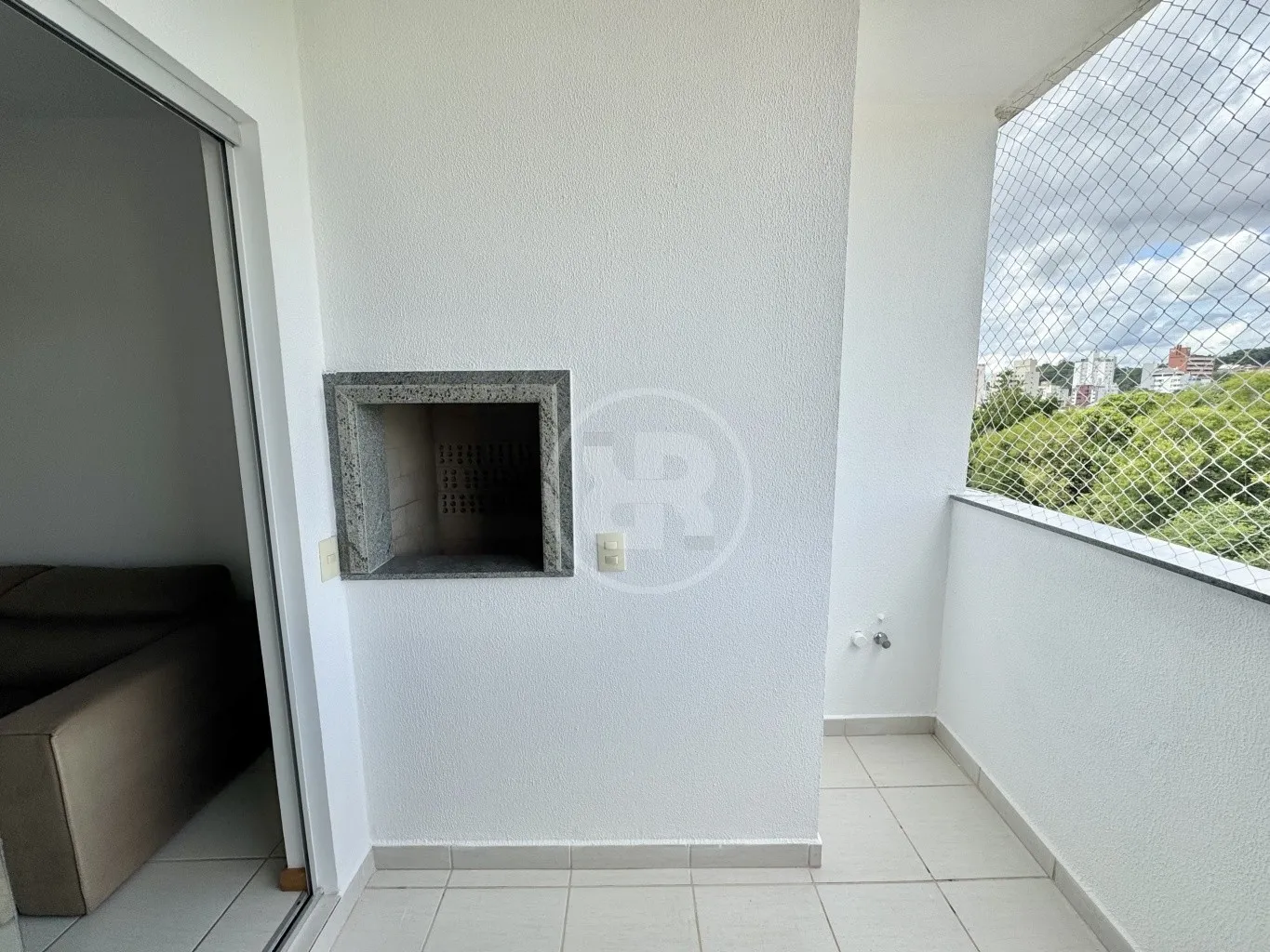 Apartamento mobiliado com 02 Dormitórios (sendo 01 Suíte), localizado no bairro Vila Nova, próximo do Parque Ramiro Ruediger; — foto 4