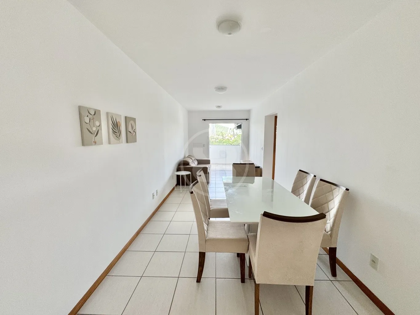 Apartamento mobiliado com 02 Dormitórios (sendo 01 Suíte), localizado no bairro Vila Nova, próximo do Parque Ramiro Ruediger; — foto 2