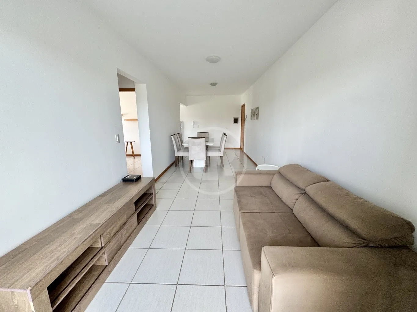 Apartamento mobiliado com 02 Dormitórios (sendo 01 Suíte), localizado no bairro Vila Nova, próximo do Parque Ramiro Ruediger; — foto 3