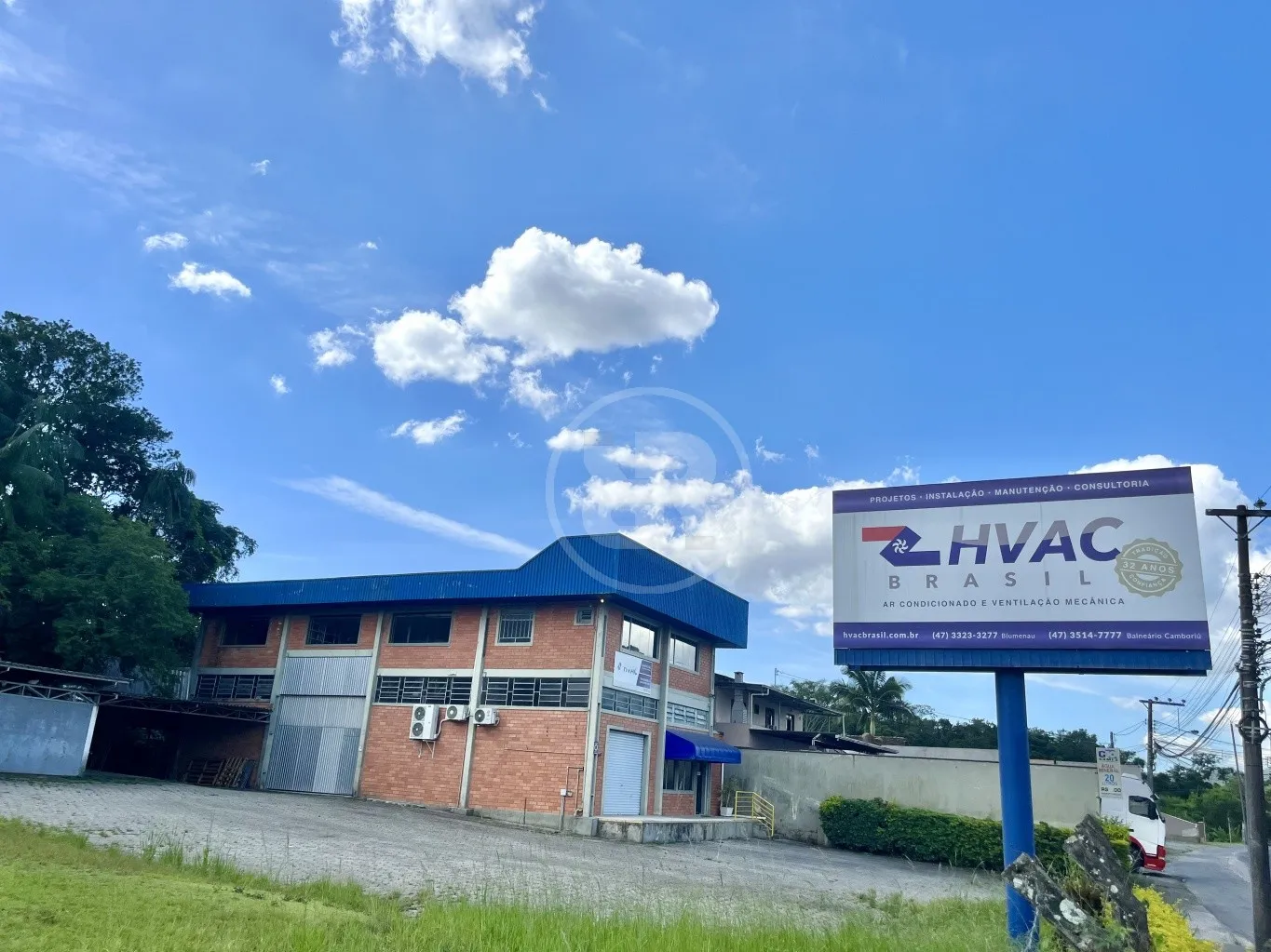 Galpão com 750m de área construída, localizado na região norte da cidade, nas imediações da rua 02 de setembro e próximo das saídas para a BR 470. O terreno onde está o galpão possui 3.211m (54m de frente). Zonamento do terreno: CS2. - foto 1