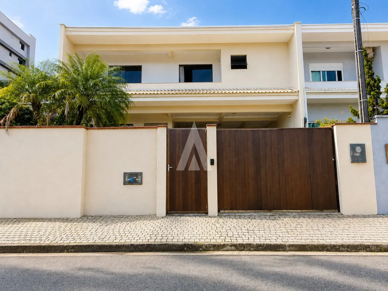 Casa à venda com 3 quartos, 2 vagas, 185m² no Saguaçú, Joinville - foto 1