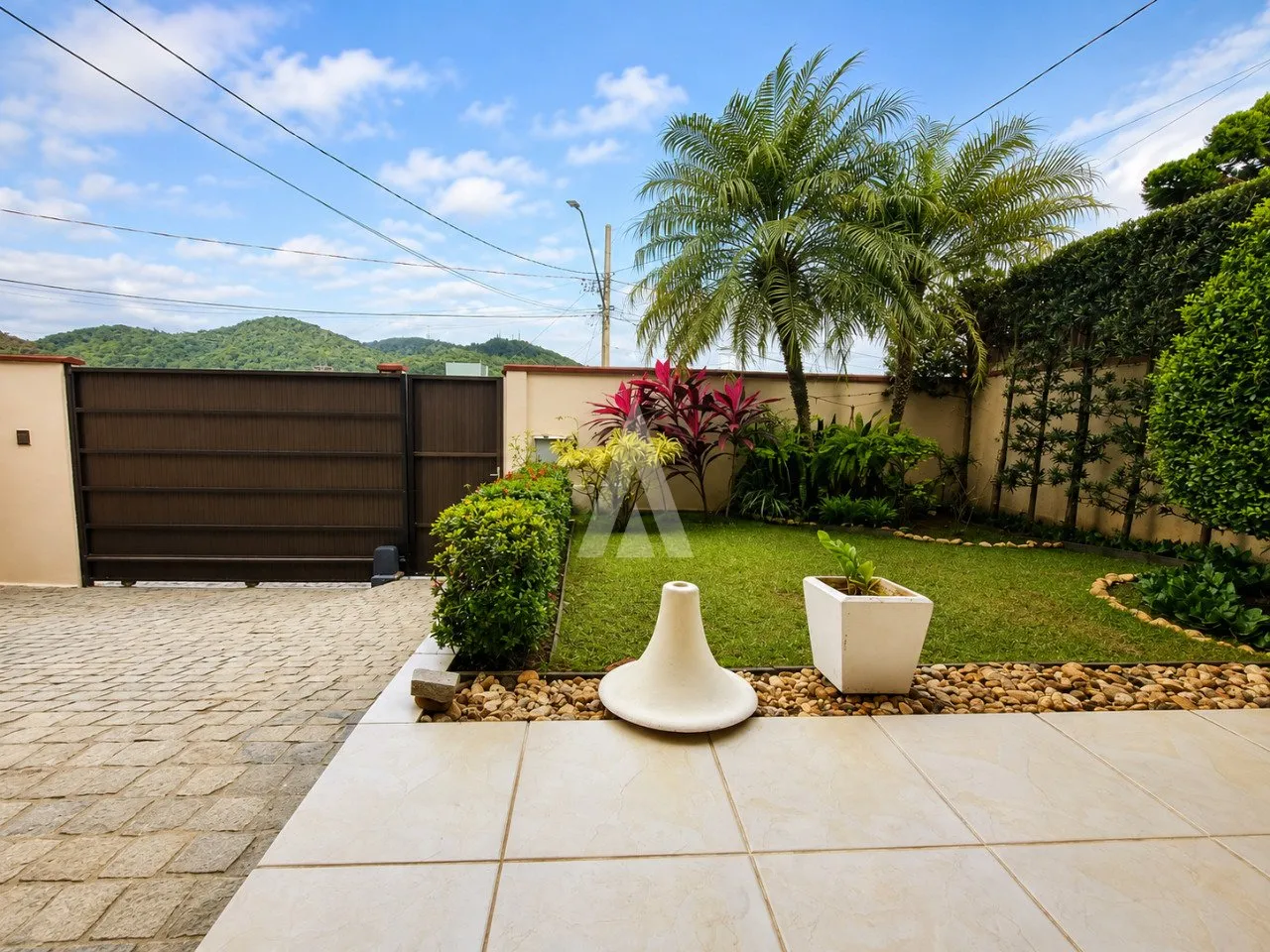 Casa à venda com 3 quartos, 2 vagas, 185m² na região do bairro Saguaçú, próximo à Rua Indaial, Joinville — foto 2