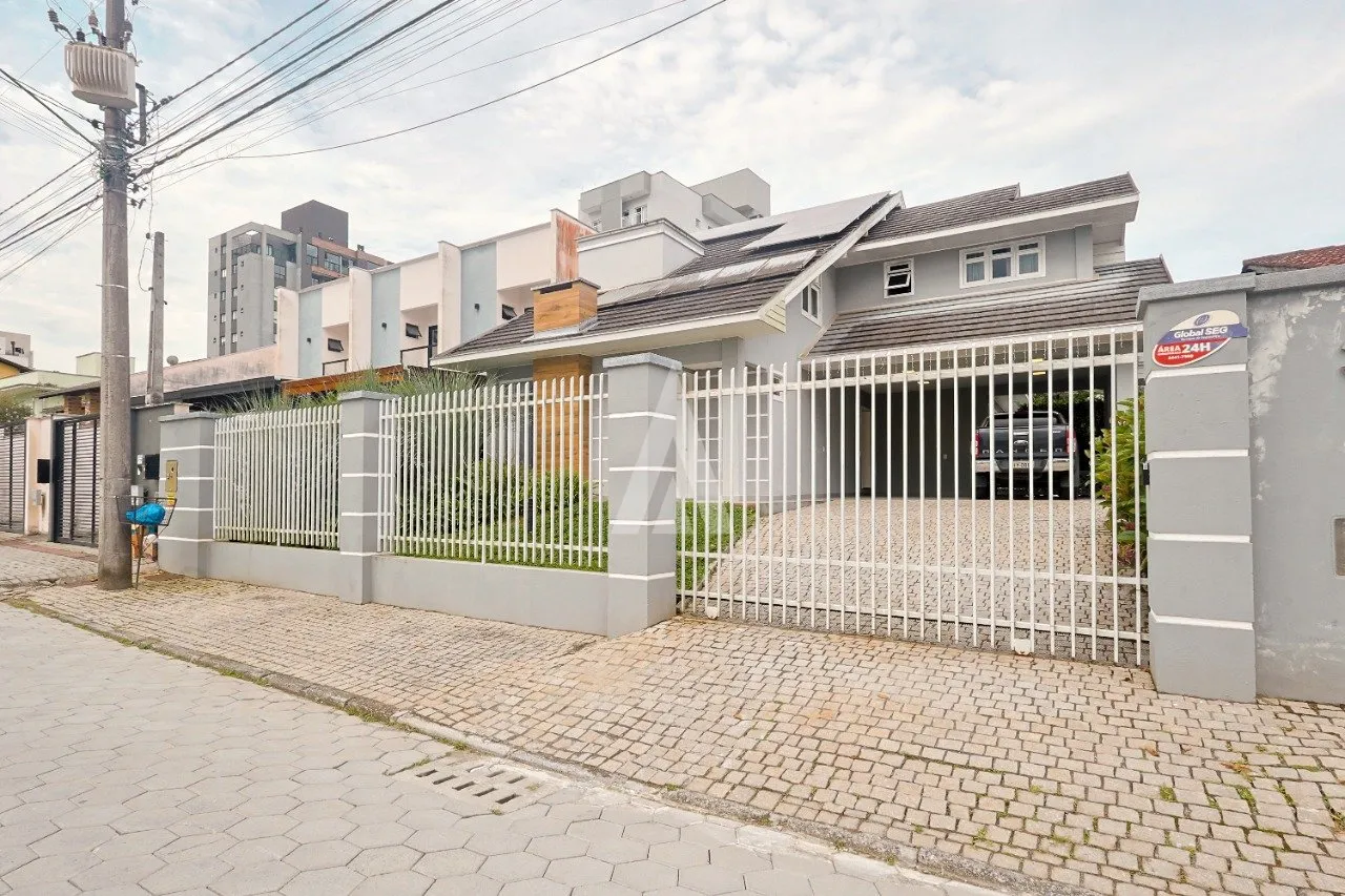 Casa à venda com 4 quartos, 4 vagas, 256m² no Costa e Silva, Joinville - foto 1