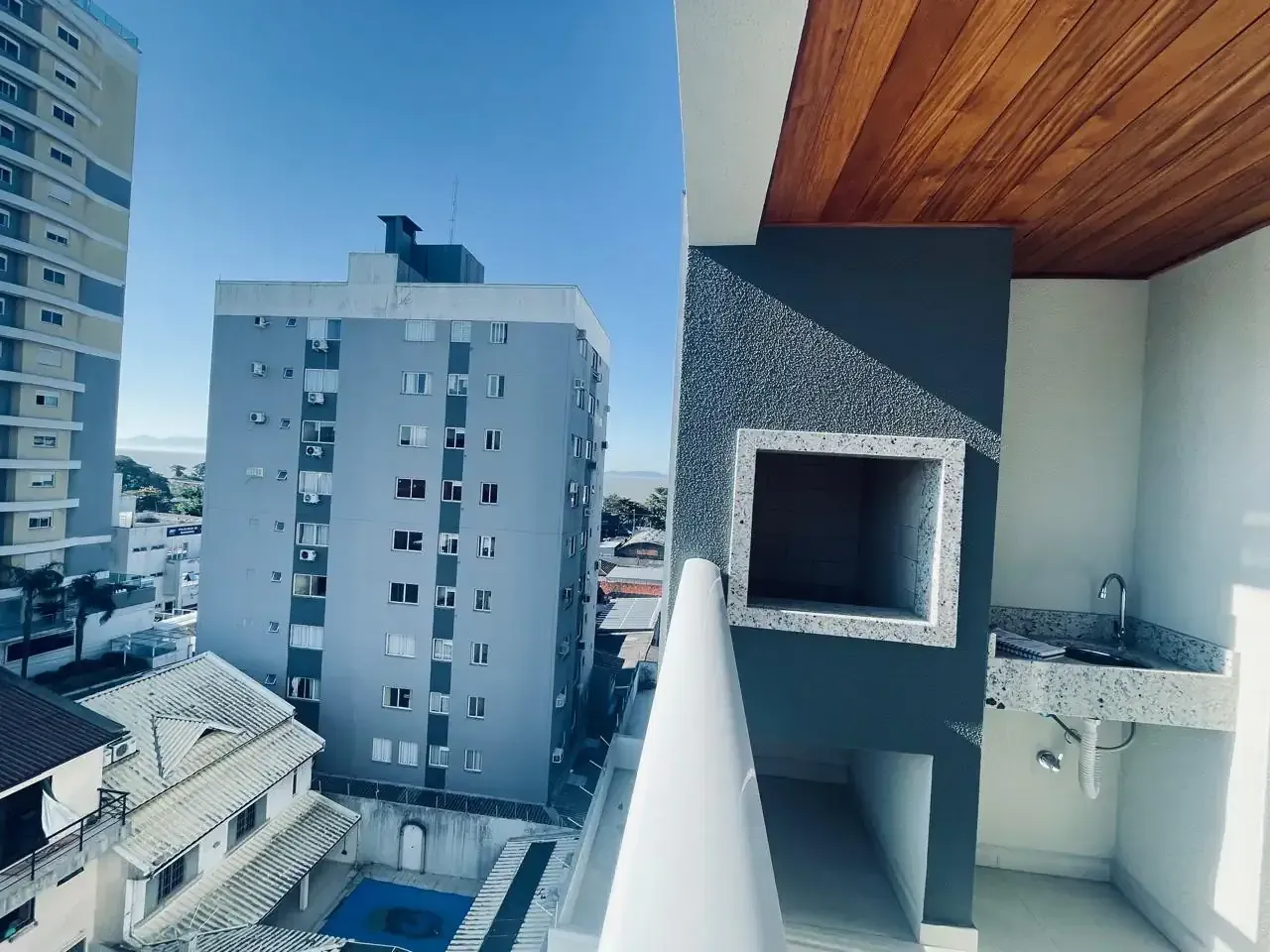 Apartamento à venda com 2 quartos, sendo 1 suíte, 1 vaga, 66m² na Rua do Iano no Barreiros, São José