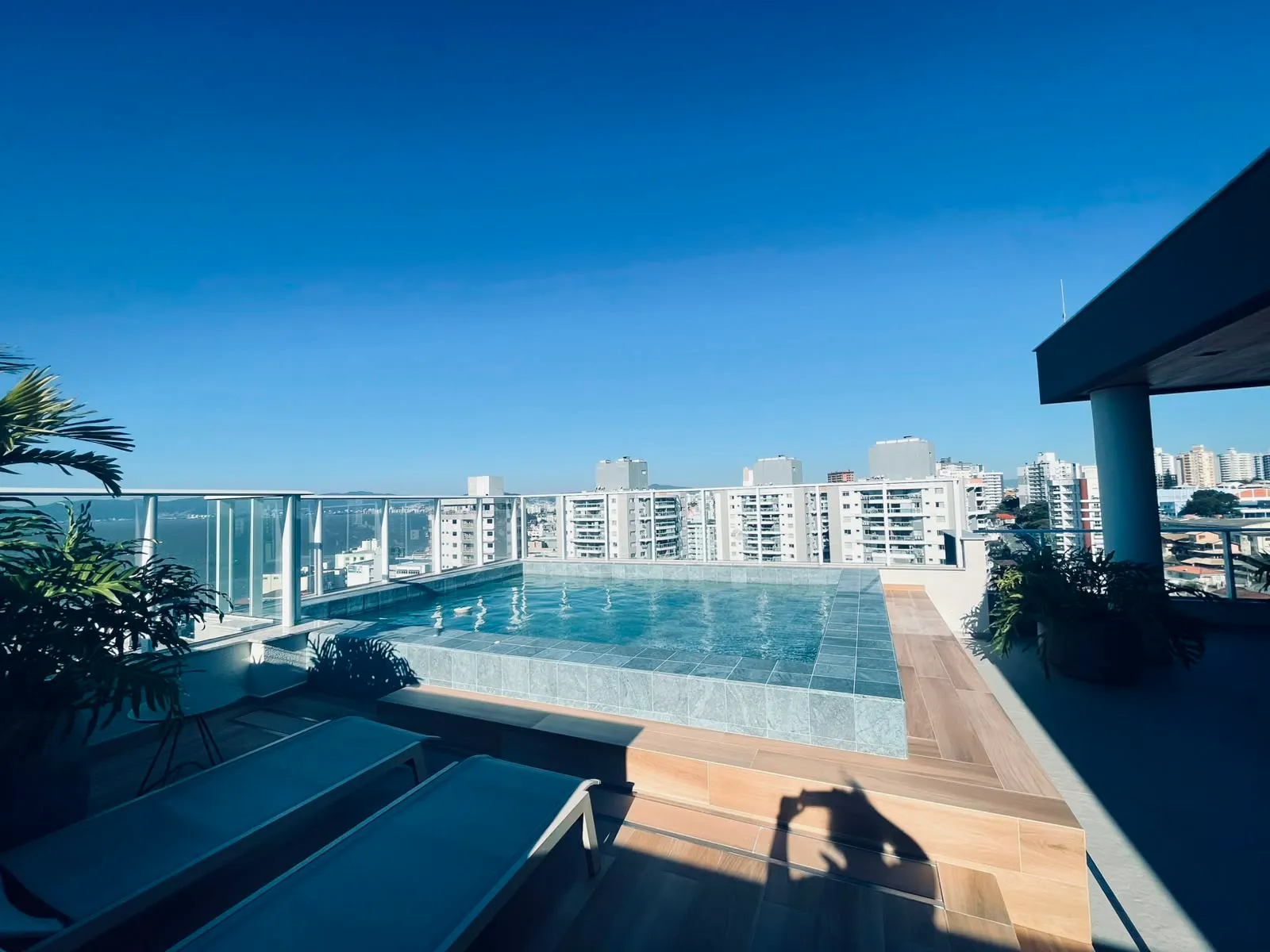 Apartamento à venda com 2 quartos, sendo 1 suíte, 1 vaga, 66m² na Rua do Iano no Barreiros, São José