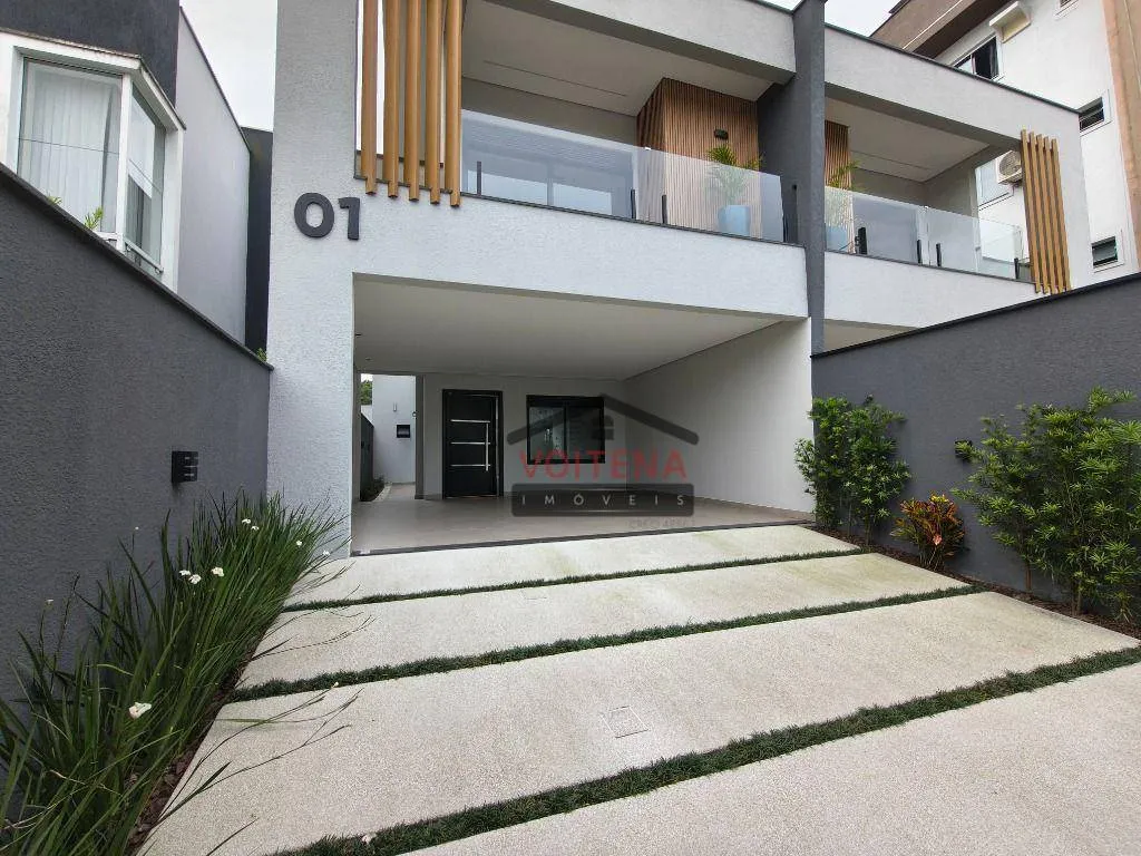 Casa à venda com 3 quartos e 3 suítes, 2 vagas, 362m² no Bom Retiro, Joinville - foto 1
