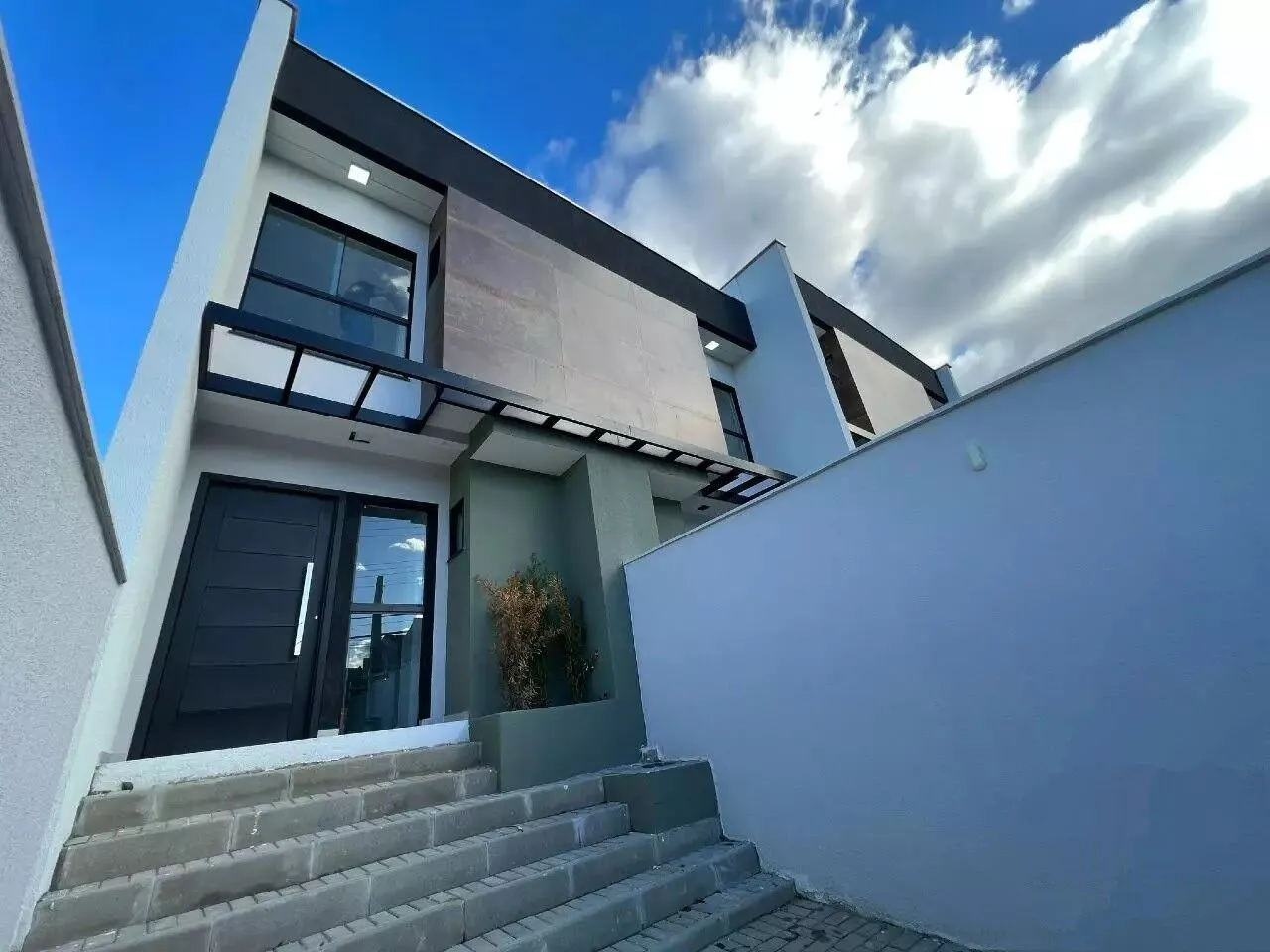 Casa à venda com 3 quartos e 1 suíte, 1 vaga, 110m² na Avenida Antônio Ramos Alvim no Floresta, Joinville — foto 2
