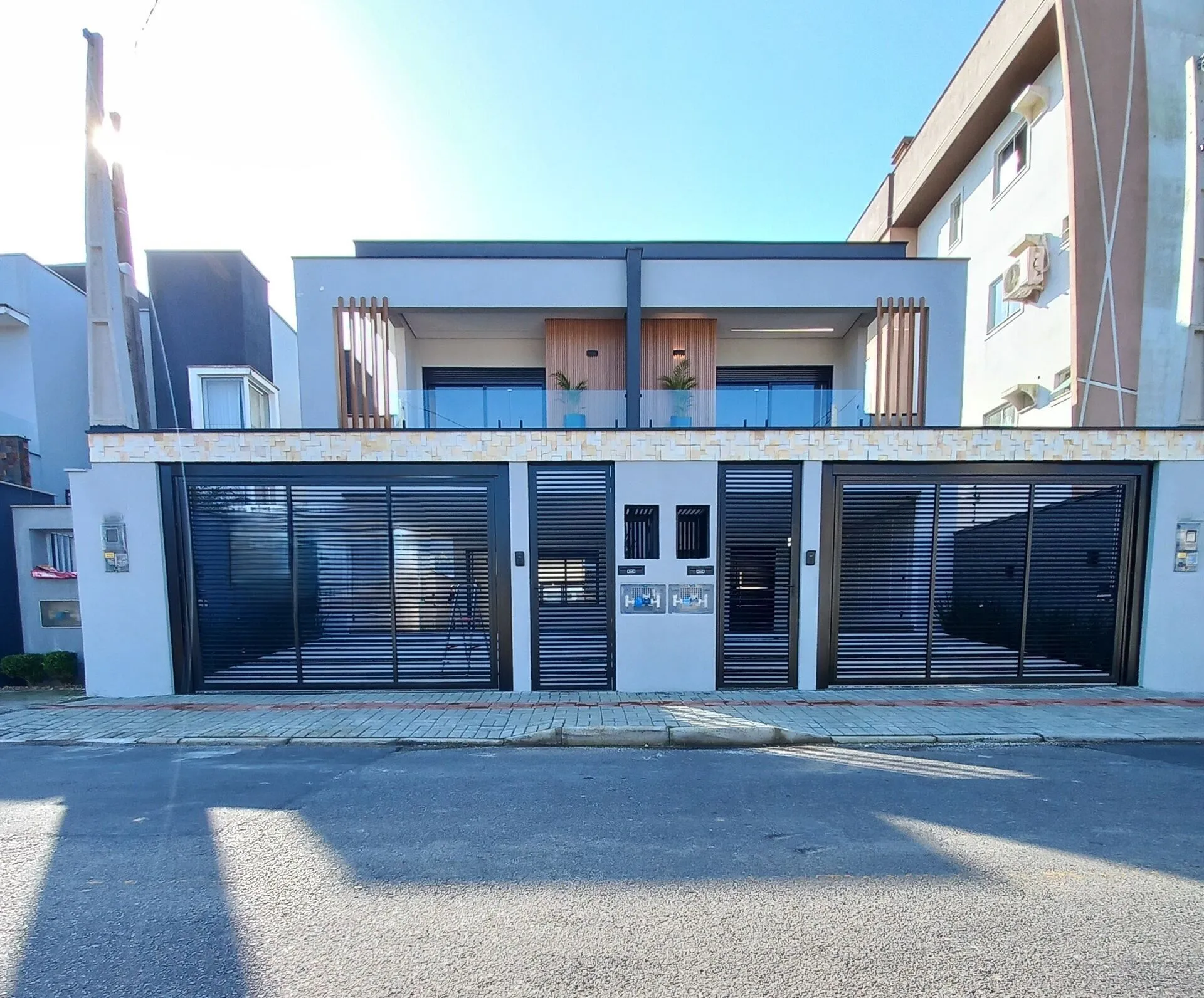 Casa à venda com 3 quartos e 3 suítes, 4 vagas, 168m² no Jardim Sofia, Joinville - foto 1