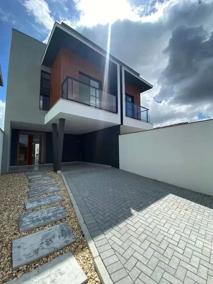 Casa à venda com 3 quartos e 1 suíte, 2 vagas, 128m² no Floresta, Joinville - foto 1