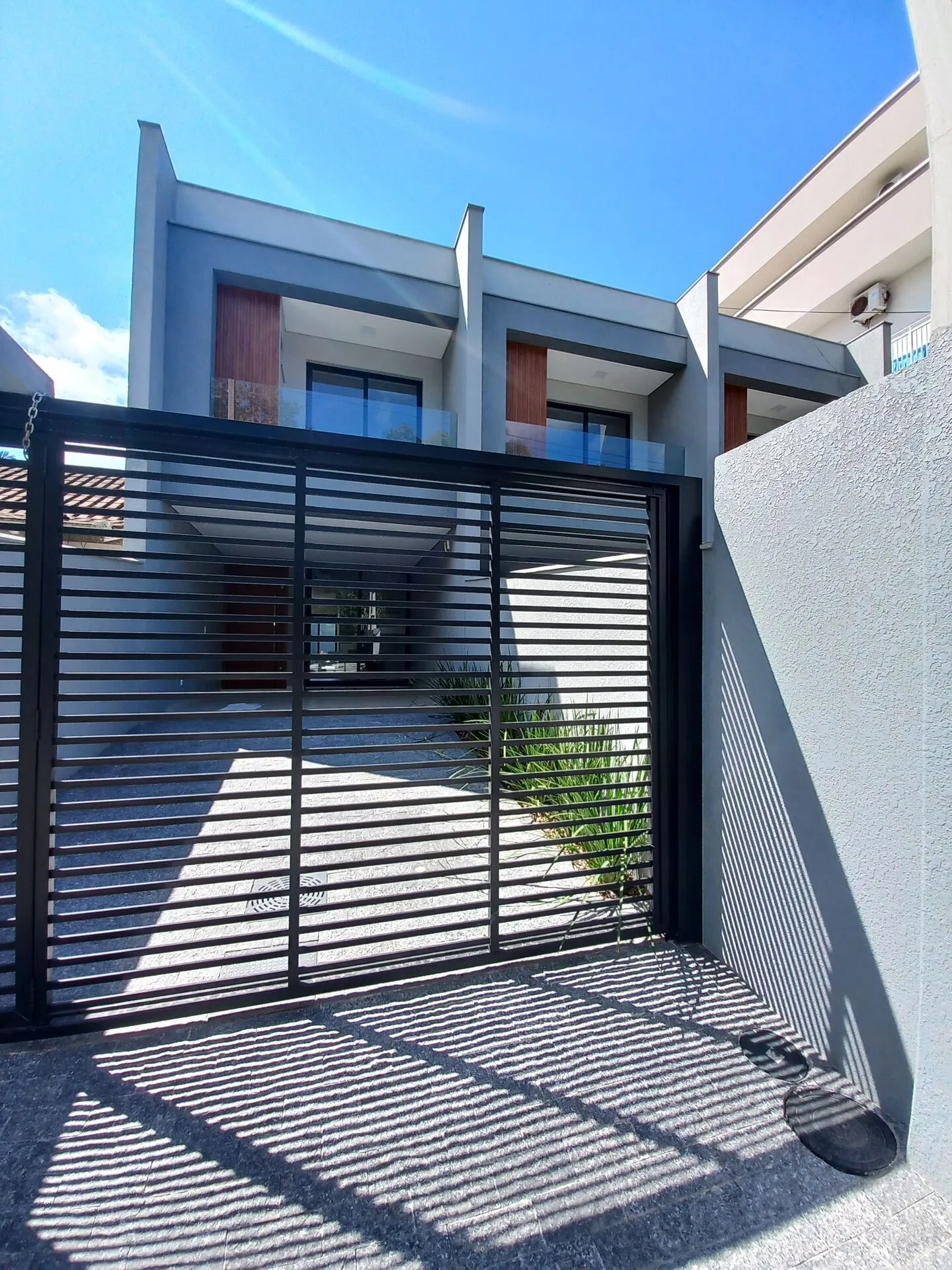 Casa à venda com 3 quartos e 1 suíte, 2 vagas, 105m² no Costa e Silva, Joinville - foto 1