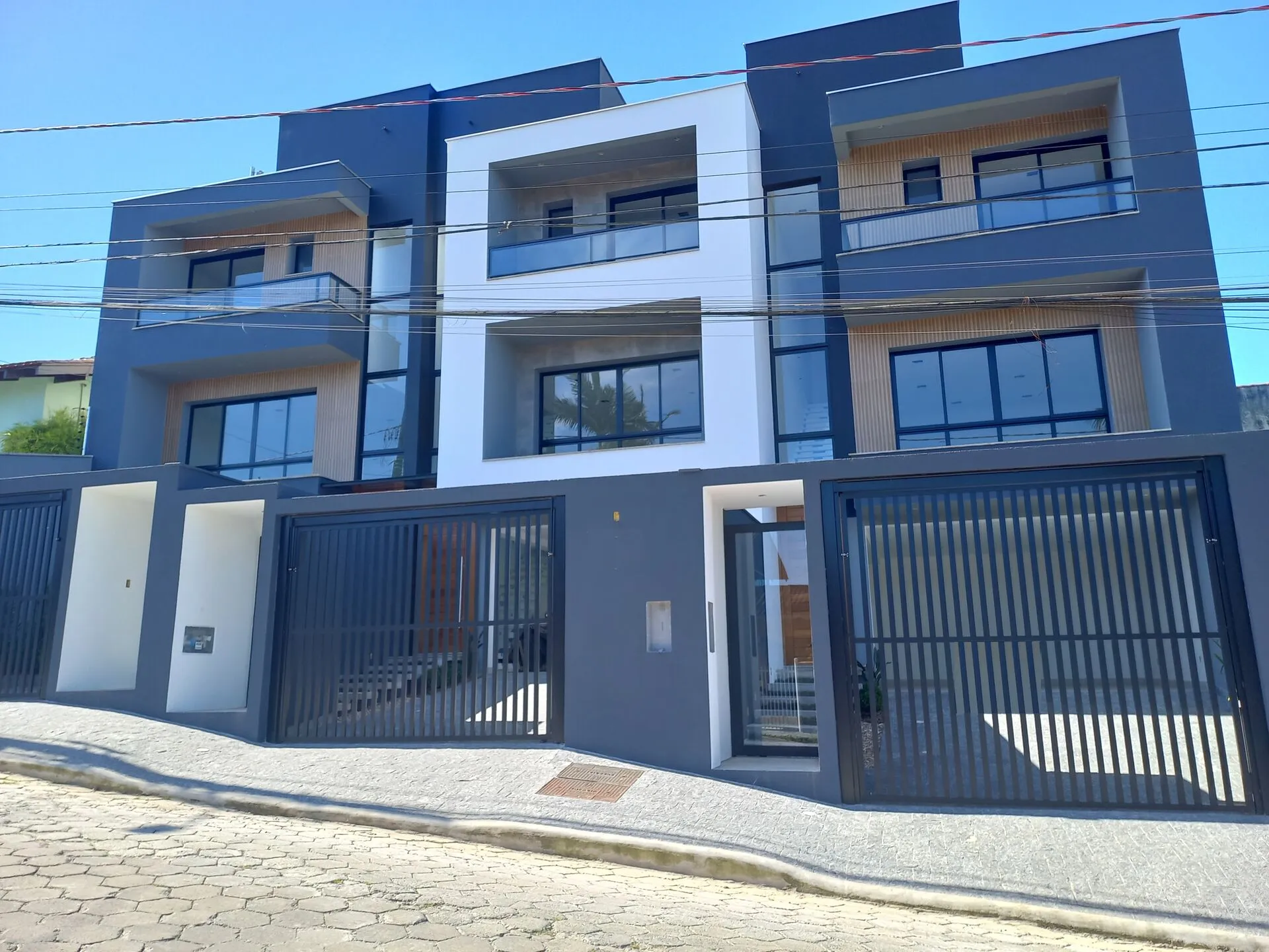 Casa à venda com 3 quartos e 2 suítes, 4 vagas, 177m² no Floresta, Joinville - foto 1