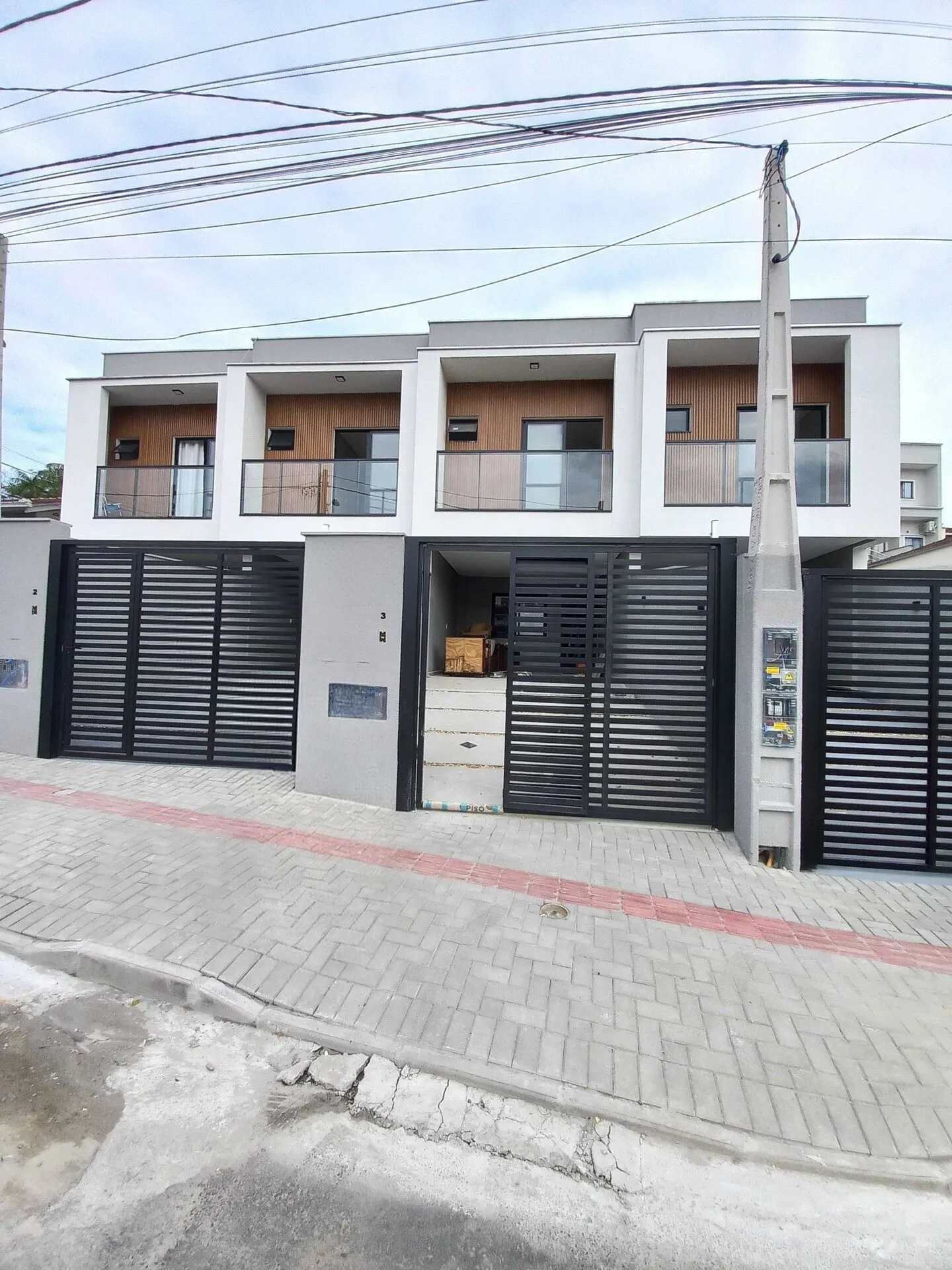Casa à venda com 3 quartos e 1 suíte, 2 vagas, 98m² no Bom Retiro, Joinville - foto 1