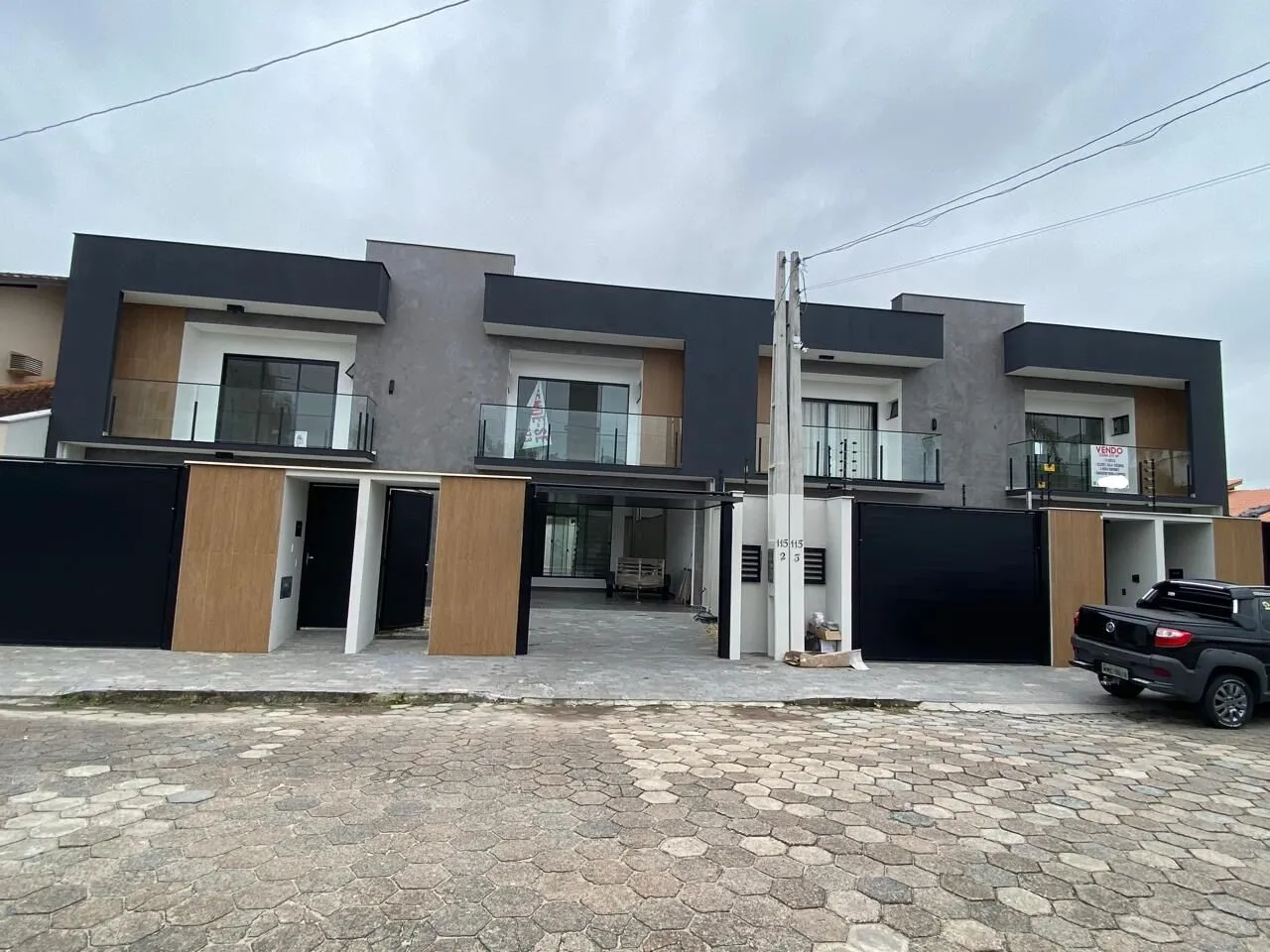 Casa à venda com 3 quartos e 3 suítes, 4 vagas, 217m² no Floresta, Joinville - foto 1