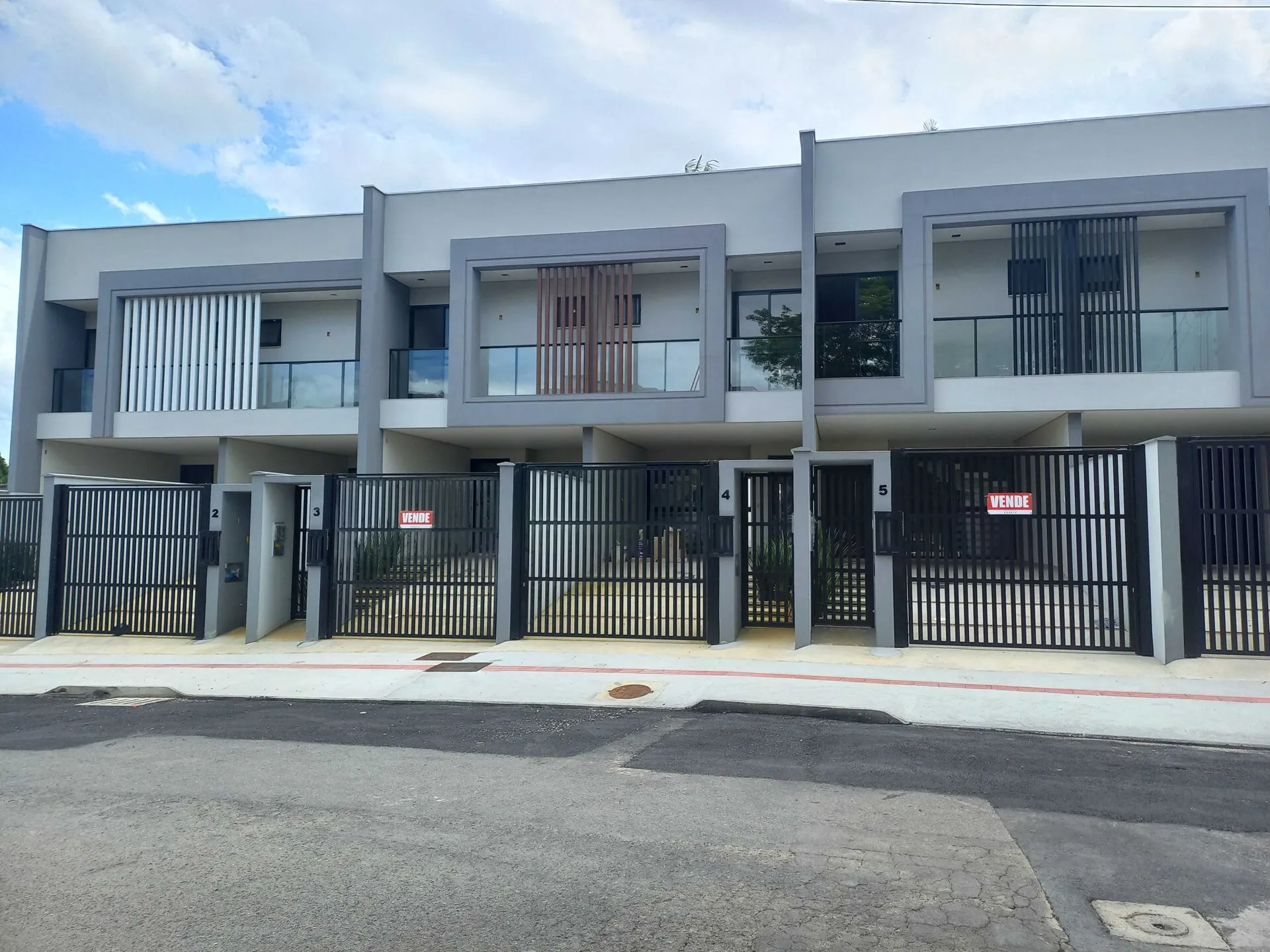 Casa à venda com 3 quartos e 1 suíte, 2 vagas, 105m² no Bom Retiro, Joinville - foto 1