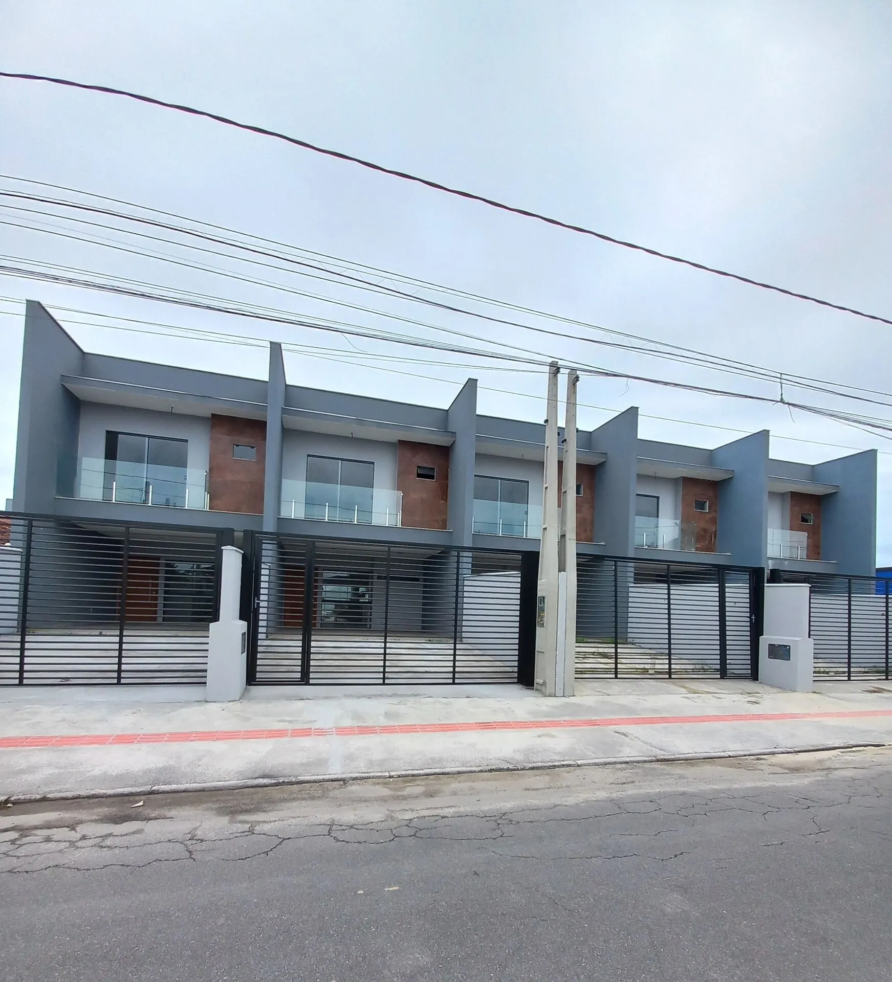 Casa à venda com 3 quartos e 1 suíte, 2 vagas, 175m² no Costa e Silva, Joinville - foto 1