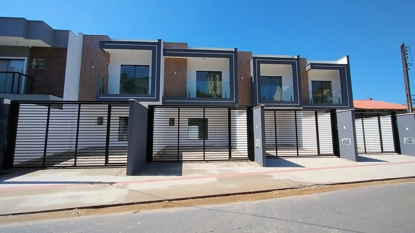 Casa à venda com 3 quartos e 1 suíte, 2 vagas, 116m² no Bom Retiro, Joinville - foto 1