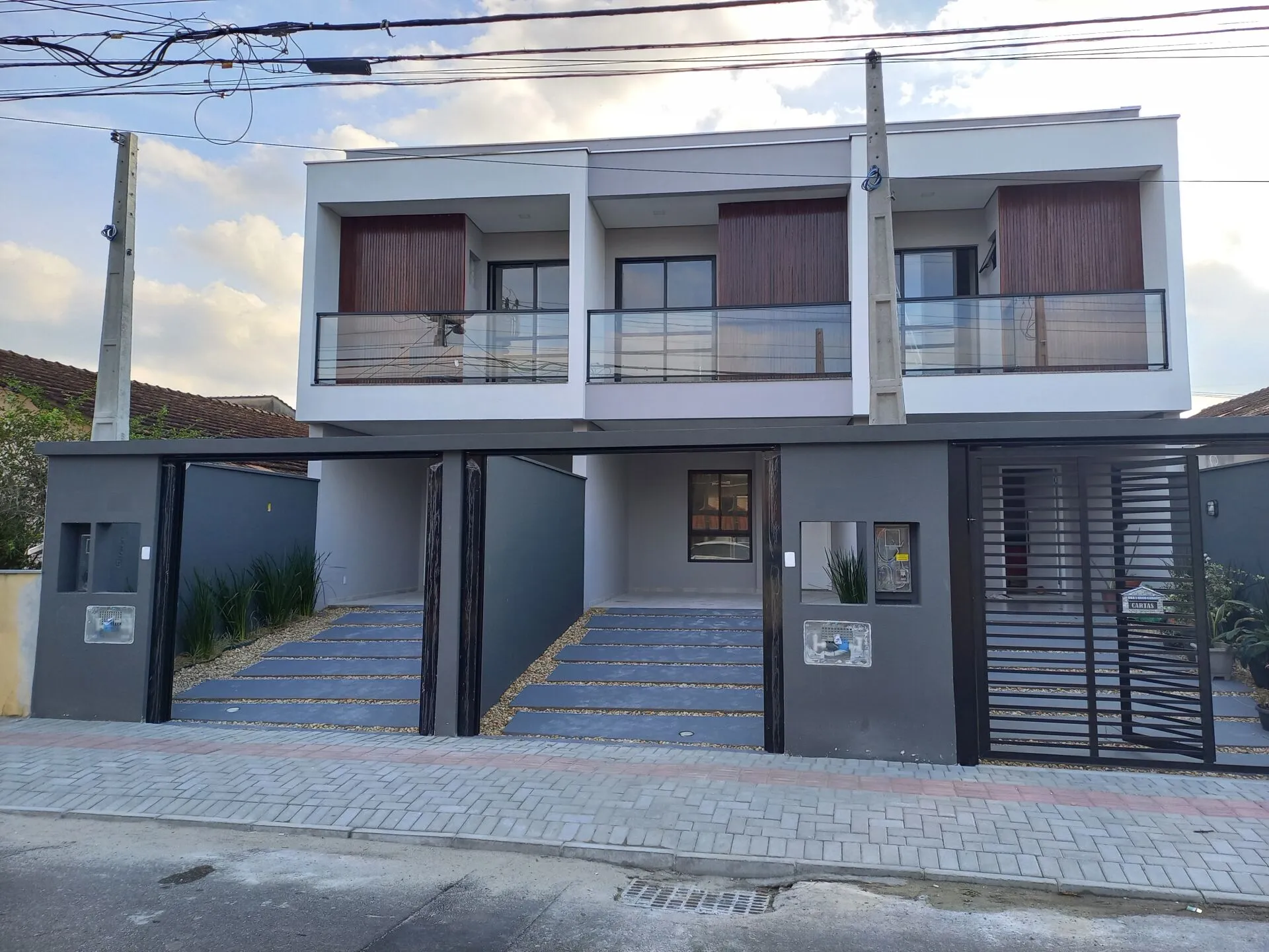 Casa à venda com 3 quartos e 1 suíte, 2 vagas, 107m² no Costa e Silva, Joinville - foto 1