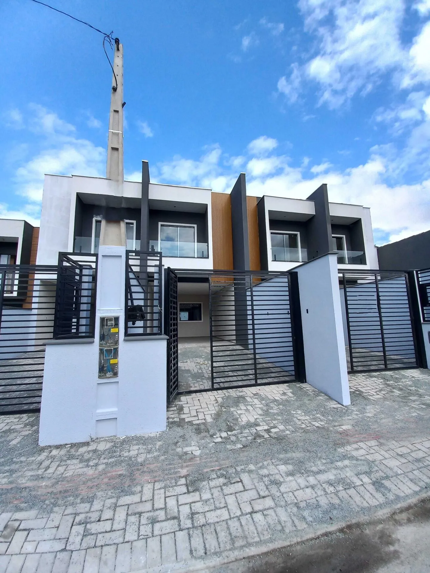 Casa à venda com 3 quartos e 1 suíte, 2 vagas, 114m² no São Marcos, Joinville - foto 1