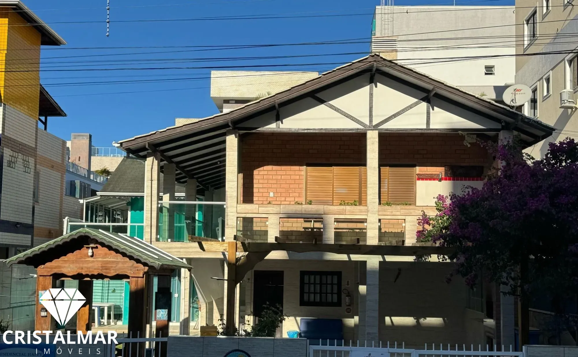 CASA BEM LOCALIZADA NO CENTRO DE BOMBINHAS A 250 METROS DA PRAIA - foto 1