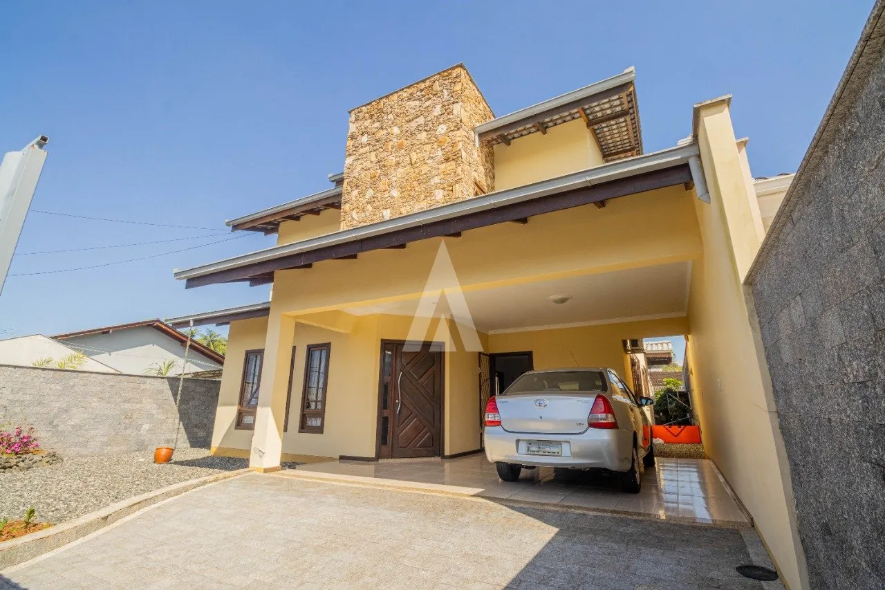 Casa com 1 suíte(s) mais 2 quarto(s) à venda no bairro Vila Nova em Joinville, por R$ 1.100.000.00. - foto 1