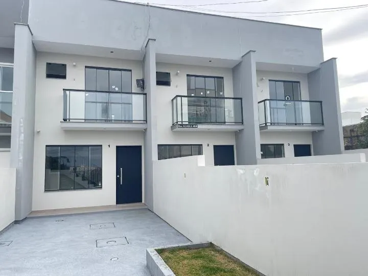 Casa à venda com 2 quartos, sendo 2 suítes, 1 vaga, 81m² na Rua Hélio Estefano Becker no Real Parque, São José