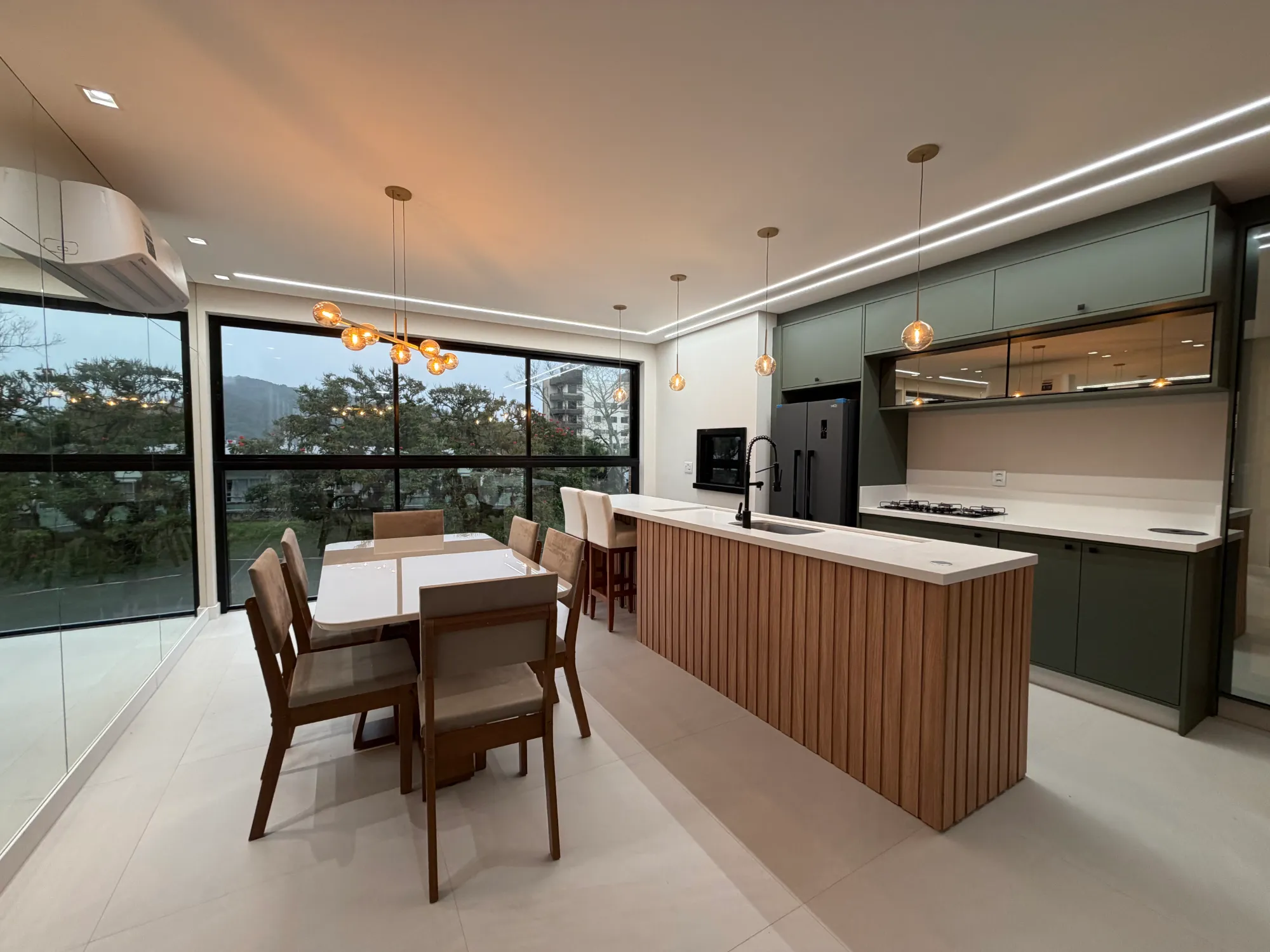 Apartamento à venda com 3 quartos, sendo 1 suíte, 2 vagas, 103m² na região do bairro Vorstadt, próximo à Rua Silvano Cândido da Silva Sênior, Blumenau