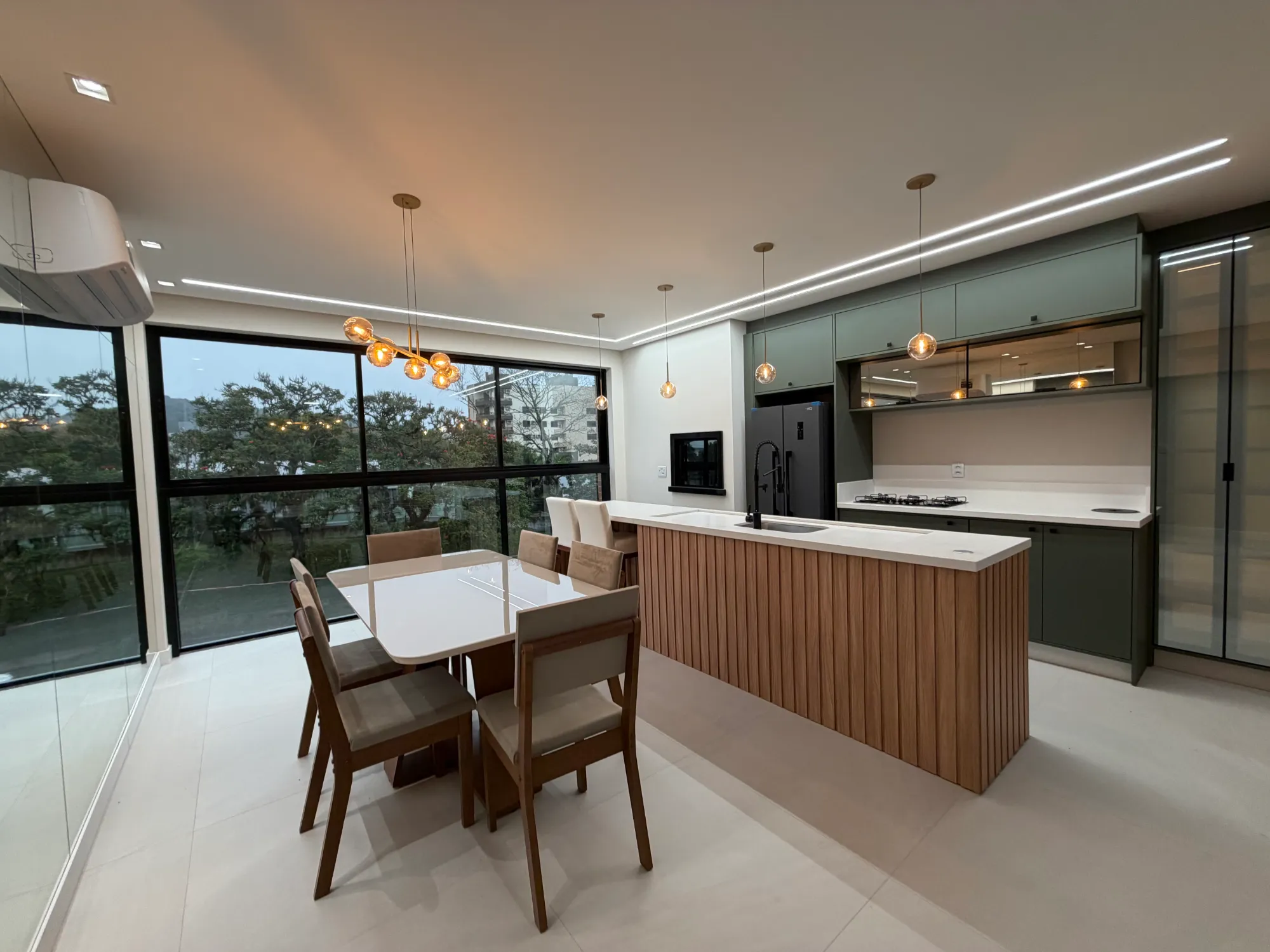 Apartamento à venda com 3 quartos, sendo 1 suíte, 2 vagas, 103m² na região do bairro Vorstadt, próximo à Rua Silvano Cândido da Silva Sênior, Blumenau