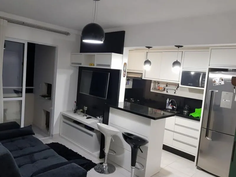 Apartamento com dois dormitórios, banheiro, sala, cozinha, área de serviço, sacada com churrasqueira. Ficam os móveis sob medida no imóvel. Condomínio com ampla área de lazer. - foto 1