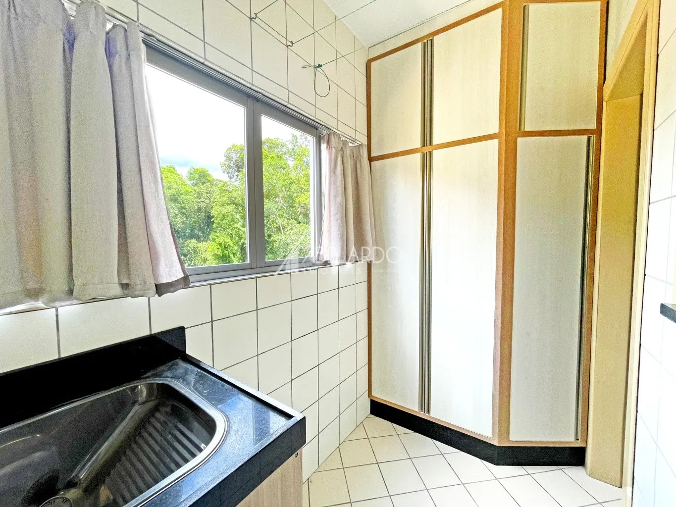 APARTAMENTO COM TRÊS DORMITÓRIOS E UMA VAGA DE GARAGEM - BAIRRO VELHA CENTRAL — foto 3