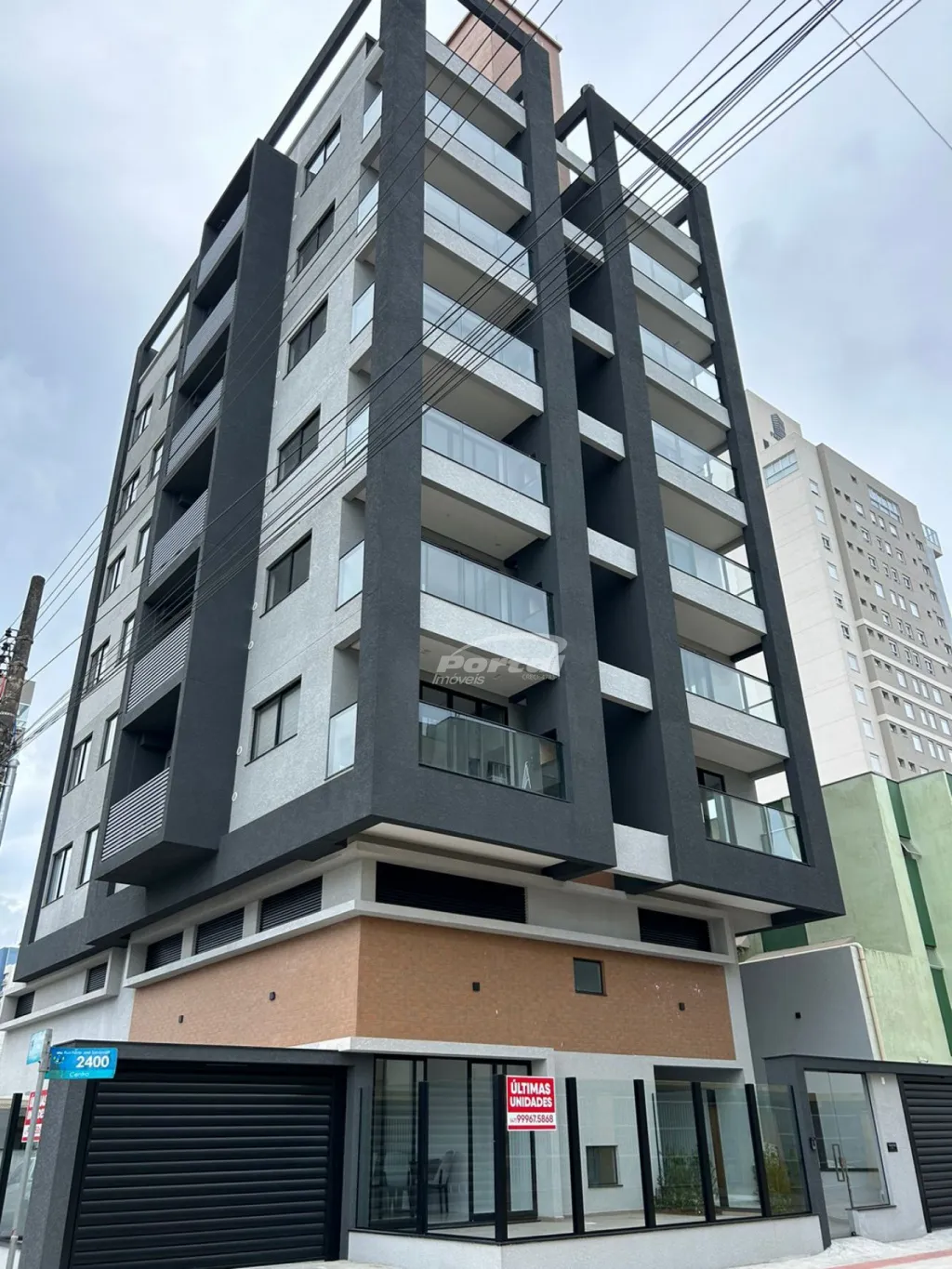 Apartamento com 3 dormitórios sendo 1 suíte + 2 demi suíte no centro de Piçarras, apenas 200 metros da praia. - foto 1