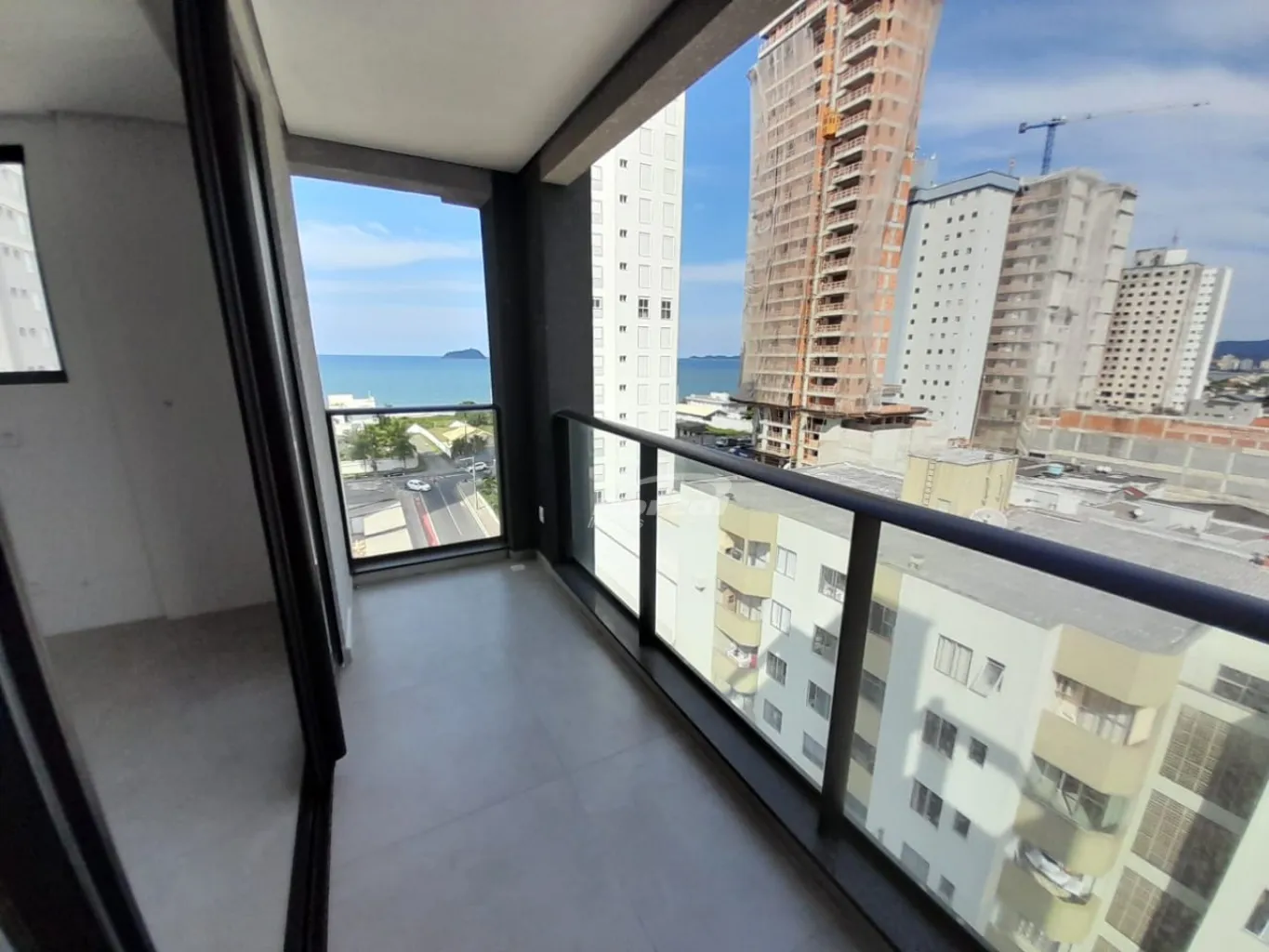 Apartamento com 3 dormitórios sendo 1 suíte + 2 demi suíte no centro de Piçarras, apenas 200 metros da praia. — foto 3