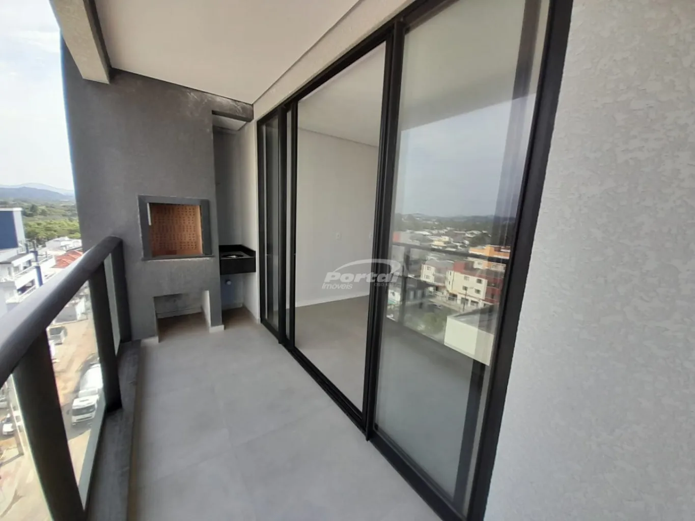 Apartamento com 3 dormitórios sendo 1 suíte + 2 demi suíte no centro de Piçarras, apenas 200 metros da praia. — foto 4