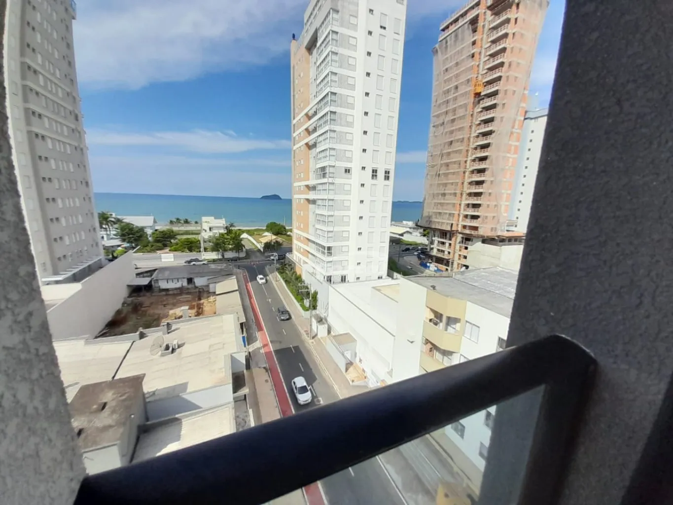 Apartamento com 3 dormitórios sendo 1 suíte + 2 demi suíte no centro de Piçarras, apenas 200 metros da praia. — foto 5