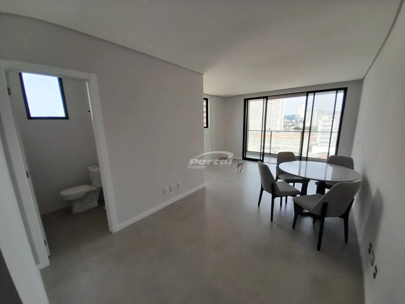Apartamento com 3 dormitórios sendo 1 suíte + 2 demi suíte no centro de Piçarras, apenas 200 metros da praia. — foto 6