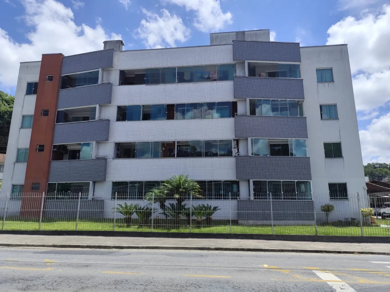 APARTAMENTO AMPLO COM TRÊS DORMITÓRIOS E DUAS VAGAS DE GARAGEM INDIVIDUAIS - BANDERFURT - foto 1