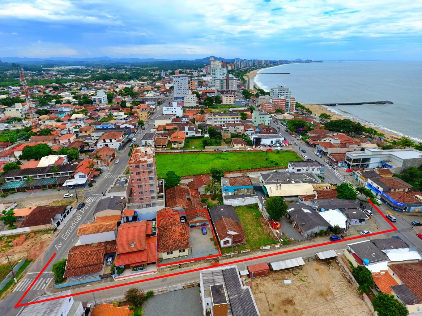 Terreno excelente localizado no Centro de Balneário Piçarras. Excelente para quem deseja investir em construção civil, viabilidade para ate 25 pavimentos. Distância do mar: 150 metros. Área total do terreno: 516,24 m. - foto 1