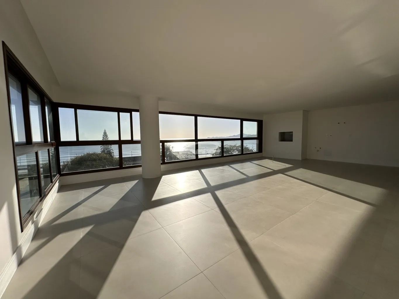 Empreendimento com 3 a 4 Suítes, Área de Lazer completa a 50m do mar, no bairro Centro em Baln. Piçarras! — foto 2