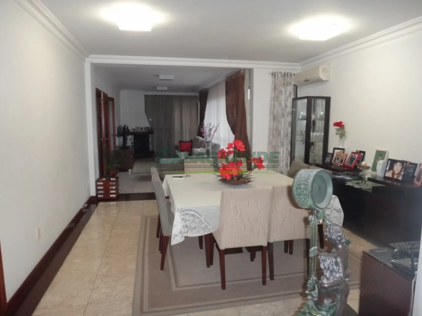 Amplo apartamento no bairro Ponta Aguda com 253,25m2 de área útil, 3 suítes sendo 1 master com closet e hidromassagem, sacada com churrasqueira, sala de estar e jantar com lareira, cozinha com móveis sob medida, lavabo. — foto 2