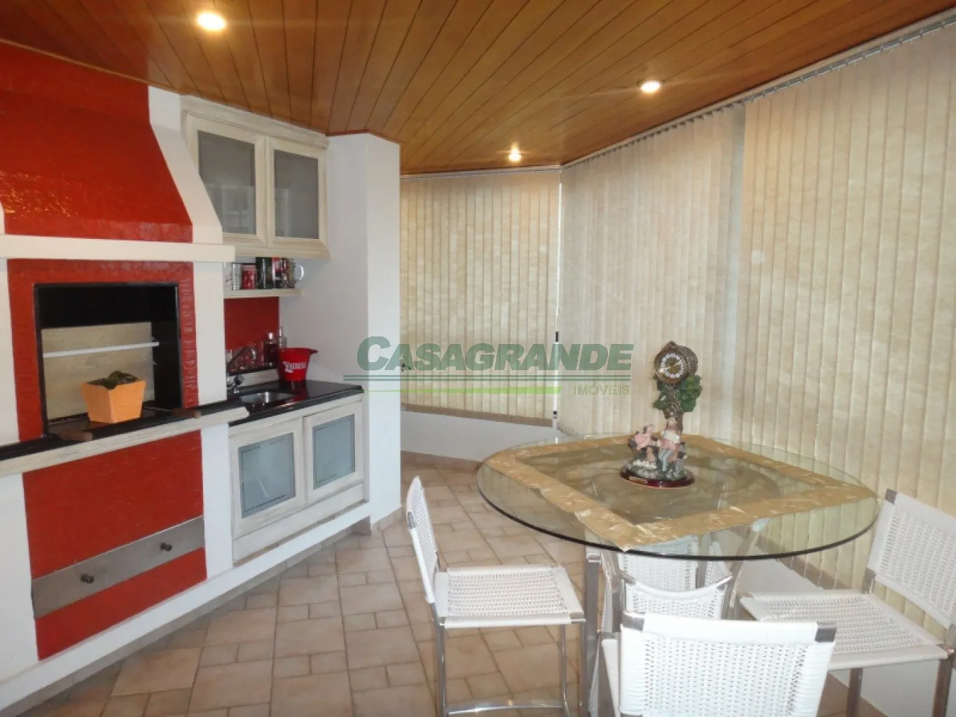 Amplo apartamento no bairro Ponta Aguda com 253,25m2 de área útil, 3 suítes sendo 1 master com closet e hidromassagem, sacada com churrasqueira, sala de estar e jantar com lareira, cozinha com móveis sob medida, lavabo. — foto 3