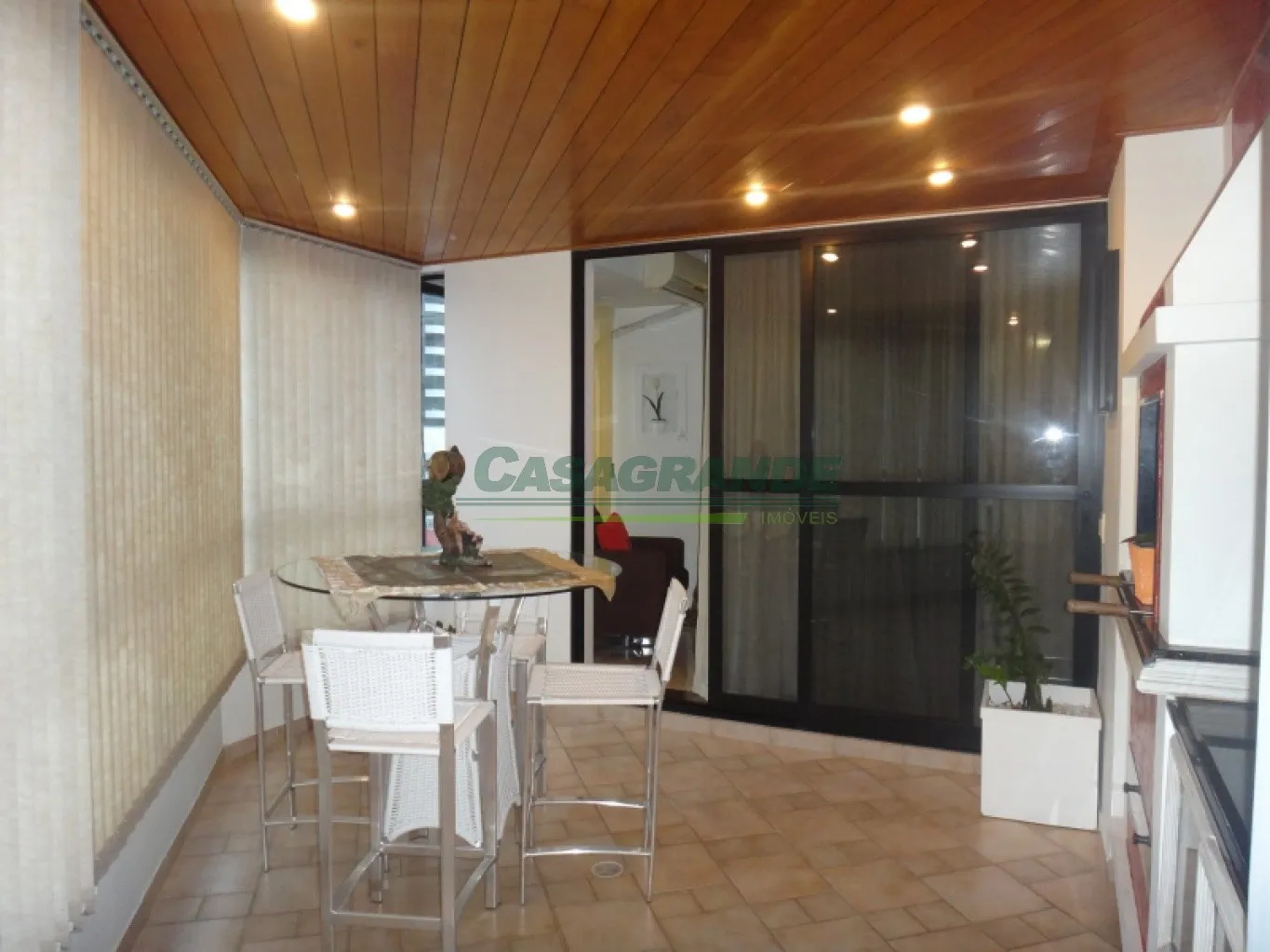 Amplo apartamento no bairro Ponta Aguda com 253,25m2 de área útil, 3 suítes sendo 1 master com closet e hidromassagem, sacada com churrasqueira, sala de estar e jantar com lareira, cozinha com móveis sob medida, lavabo. — foto 4