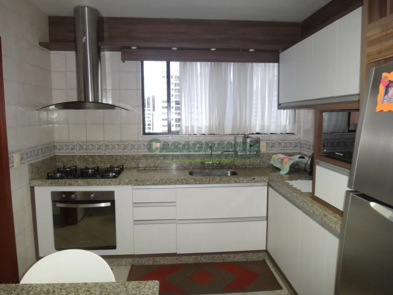 Amplo apartamento no bairro Ponta Aguda com 253,25m2 de área útil, 3 suítes sendo 1 master com closet e hidromassagem, sacada com churrasqueira, sala de estar e jantar com lareira, cozinha com móveis sob medida, lavabo. — foto 5