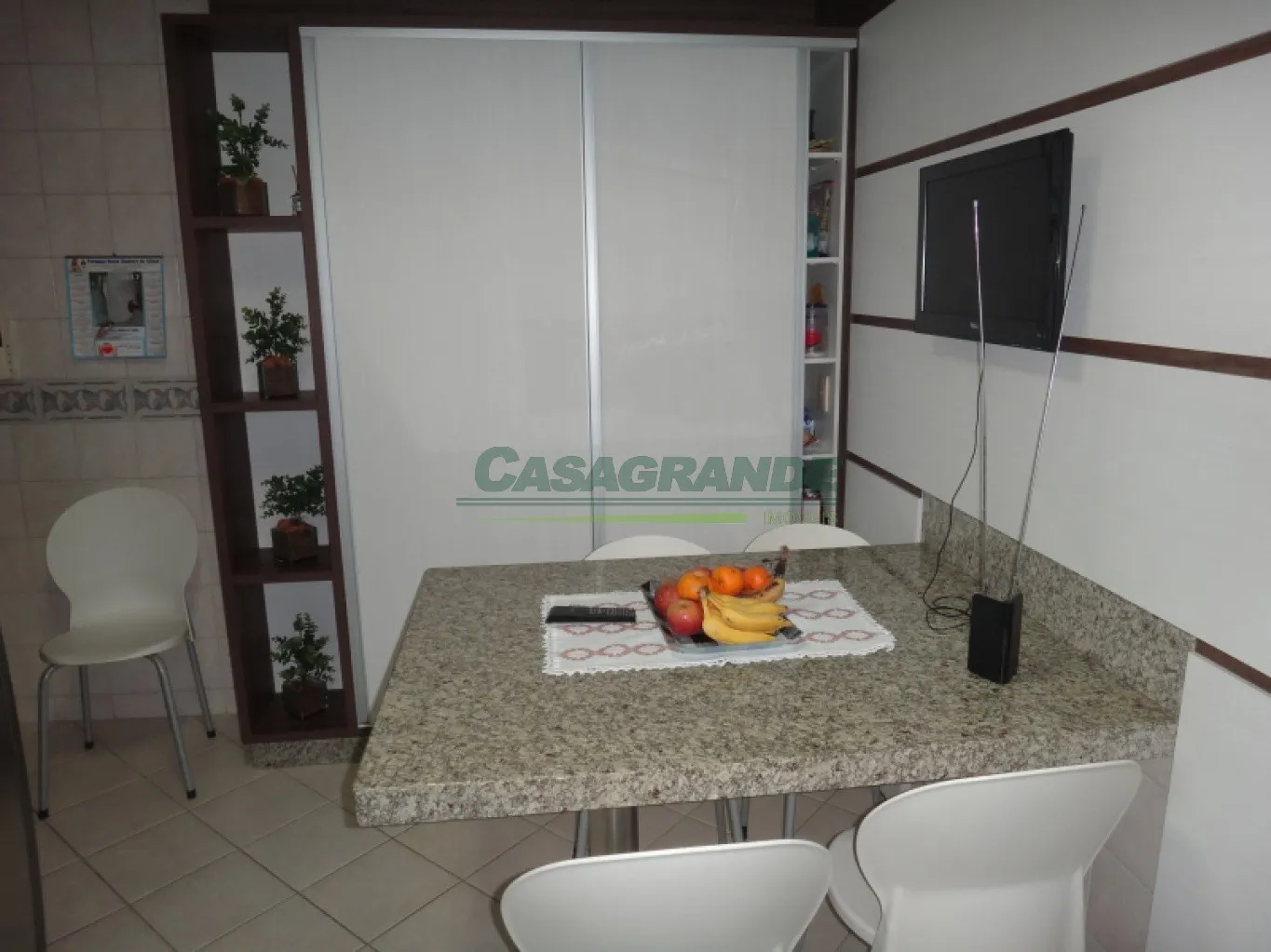 Amplo apartamento no bairro Ponta Aguda com 253,25m2 de área útil, 3 suítes sendo 1 master com closet e hidromassagem, sacada com churrasqueira, sala de estar e jantar com lareira, cozinha com móveis sob medida, lavabo. — foto 6