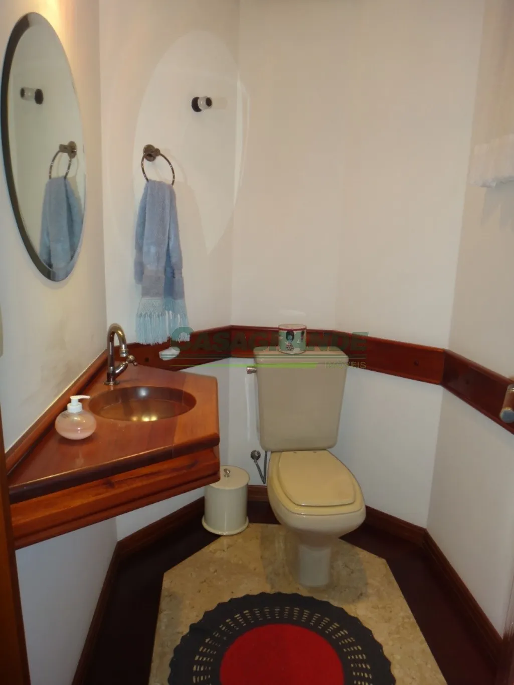 Amplo apartamento no bairro Ponta Aguda com 253,25m2 de área útil, 3 suítes sendo 1 master com closet e hidromassagem, sacada com churrasqueira, sala de estar e jantar com lareira, cozinha com móveis sob medida, lavabo. — foto 7