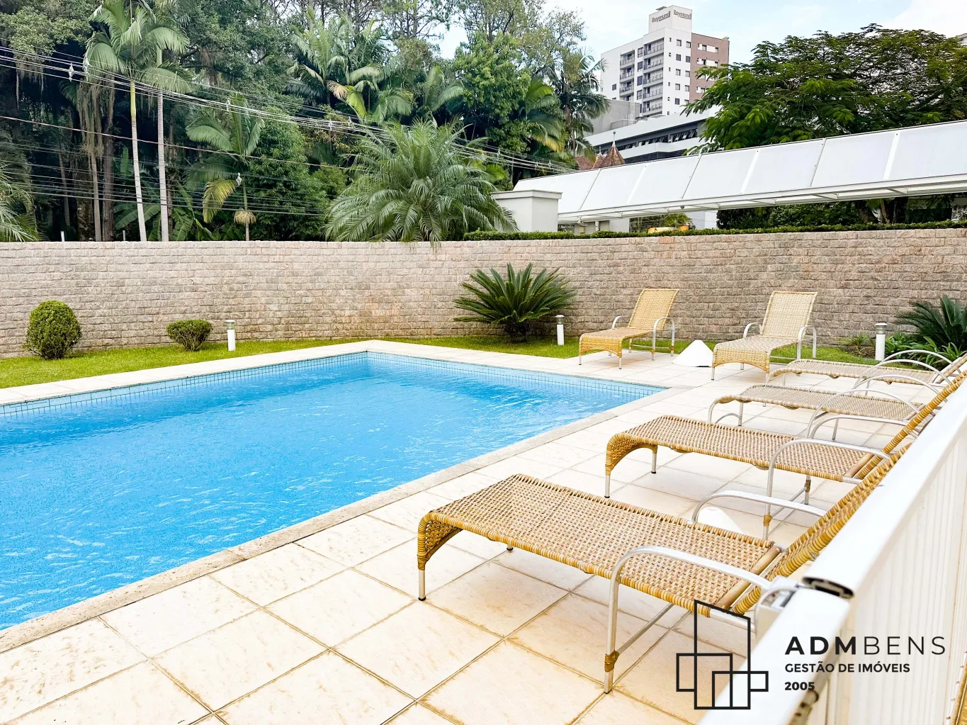 Apartamento semi mobiliado, para locação (cozinha, banheiros + aquecedor de água)3 suítes, 130 m2, prédio com piscina, salão de festas, academia, 2 vagas individuais, 3 mim do centro, região nobre da cidade. Ótima localização! Marque sua visita com Vinicius - - foto 1
