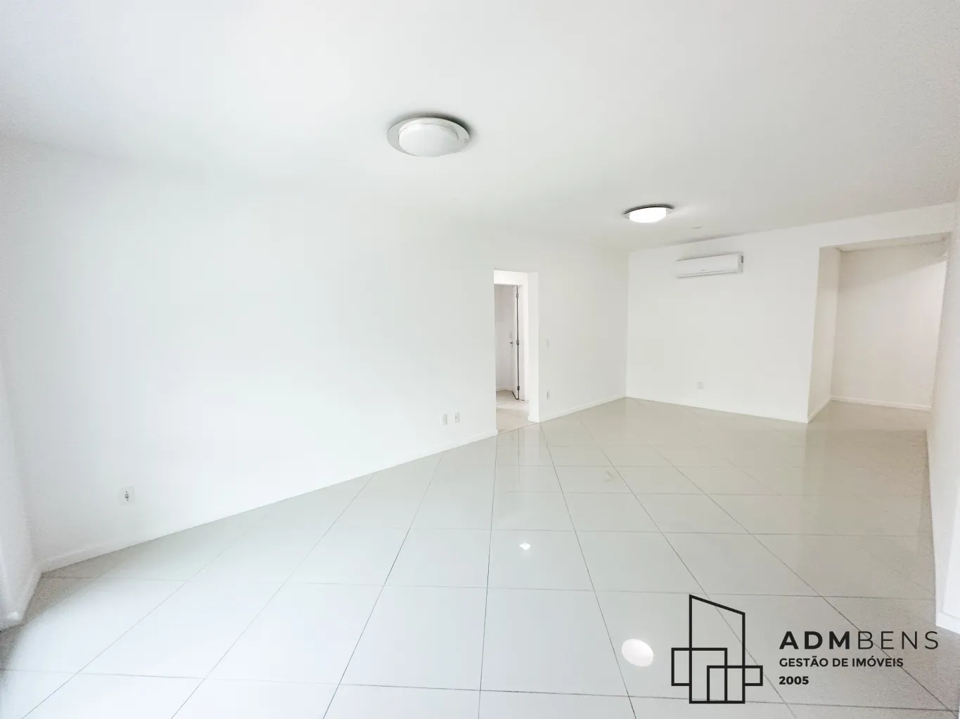 Apartamento semi mobiliado, para locação (cozinha, banheiros + aquecedor de água)3 suítes, 130 m2, prédio com piscina, salão de festas, academia, 2 vagas individuais, 3 mim do centro, região nobre da cidade. Ótima localização! Marque sua visita com Vinicius - — foto 2
