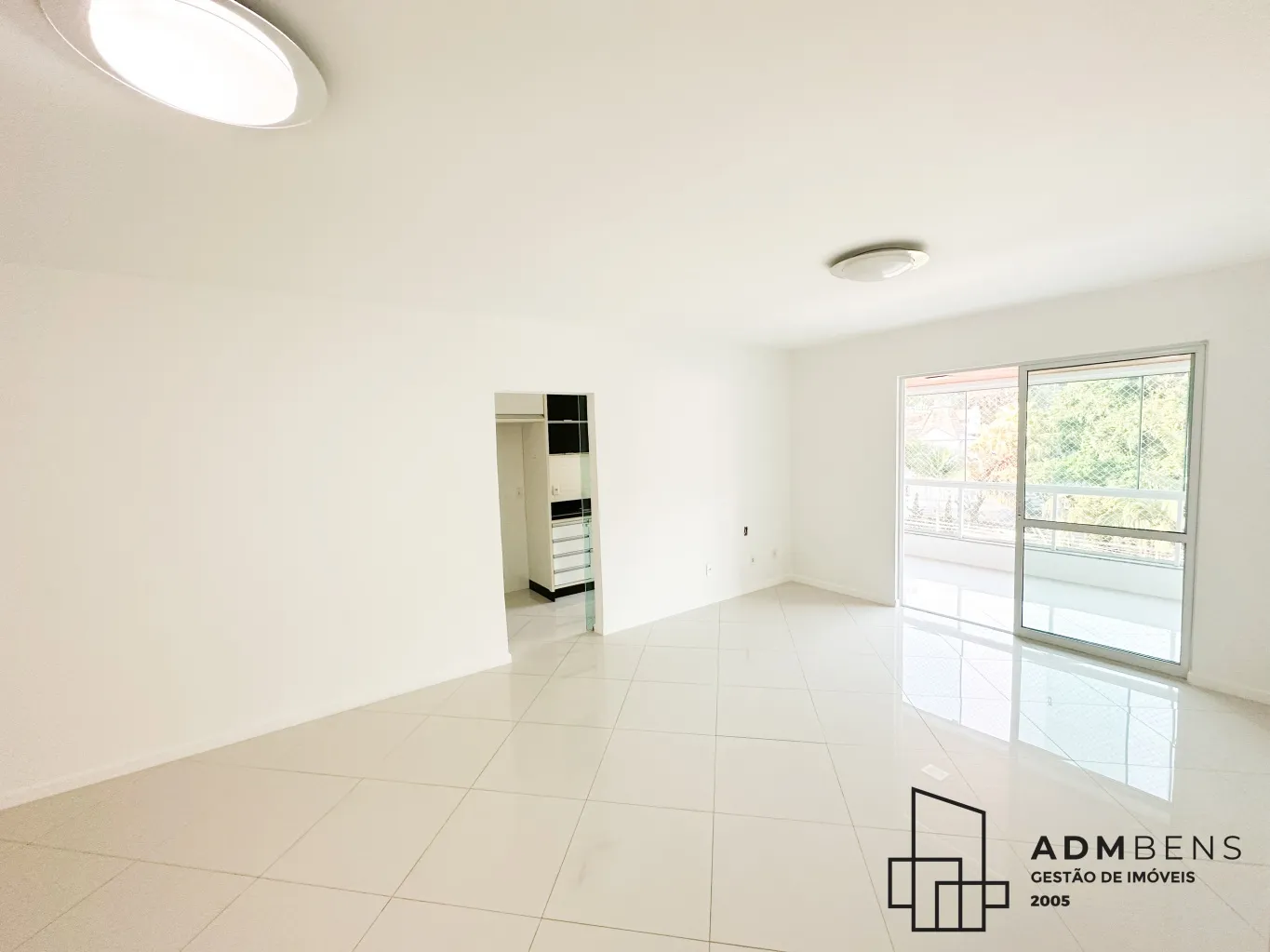 Apartamento semi mobiliado, para locação (cozinha, banheiros + aquecedor de água)3 suítes, 130 m2, prédio com piscina, salão de festas, academia, 2 vagas individuais, 3 mim do centro, região nobre da cidade. Ótima localização! Marque sua visita com Vinicius - — foto 3
