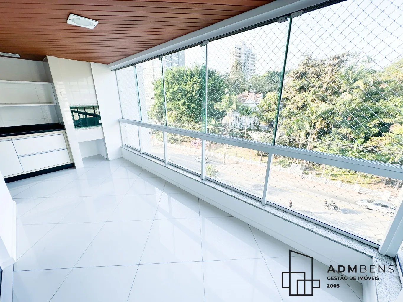 Apartamento semi mobiliado, para locação (cozinha, banheiros + aquecedor de água)3 suítes, 130 m2, prédio com piscina, salão de festas, academia, 2 vagas individuais, 3 mim do centro, região nobre da cidade. Ótima localização! Marque sua visita com Vinicius - — foto 4