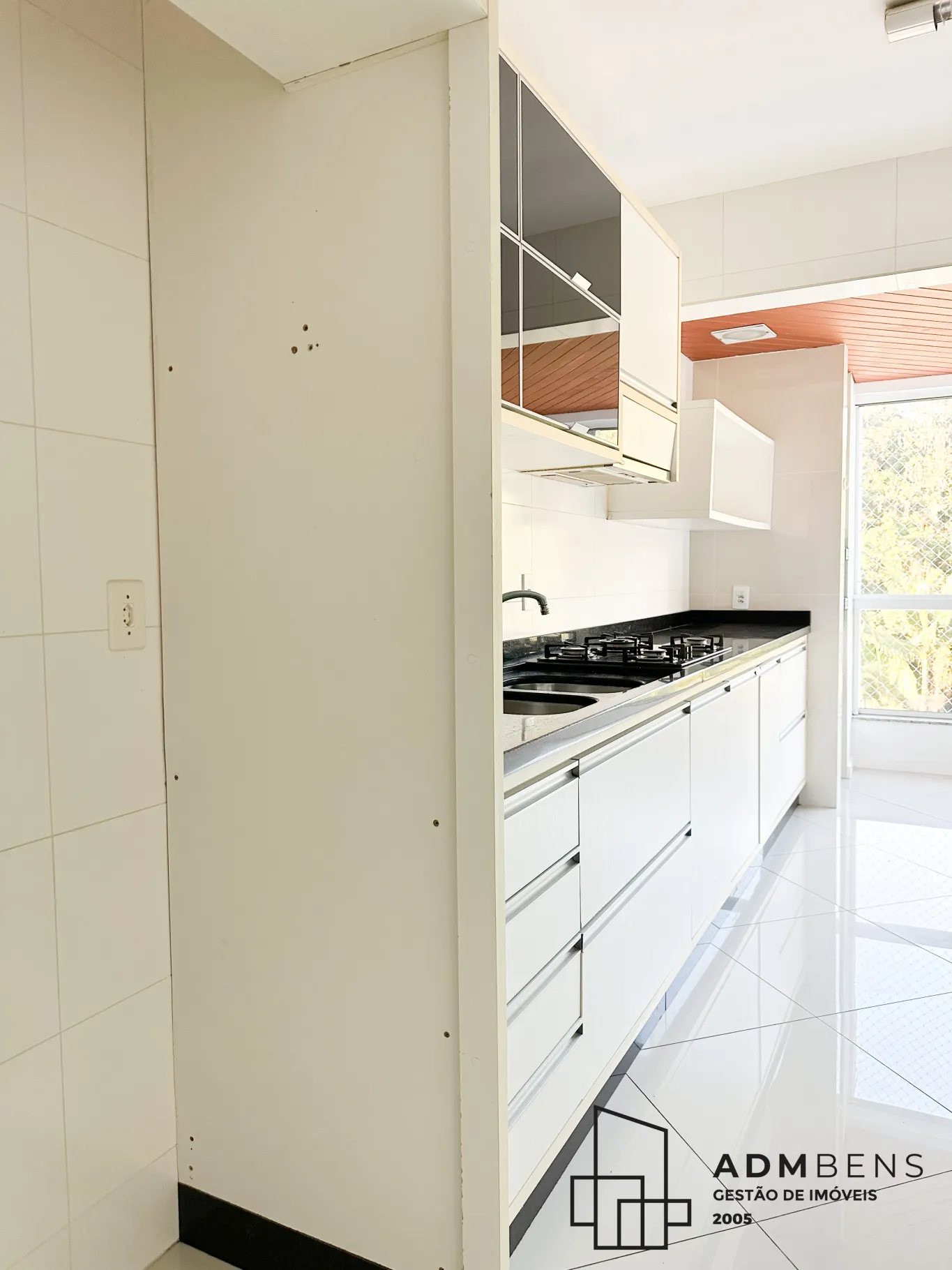 Apartamento semi mobiliado, para locação (cozinha, banheiros + aquecedor de água)3 suítes, 130 m2, prédio com piscina, salão de festas, academia, 2 vagas individuais, 3 mim do centro, região nobre da cidade. Ótima localização! Marque sua visita com Vinicius - — foto 7