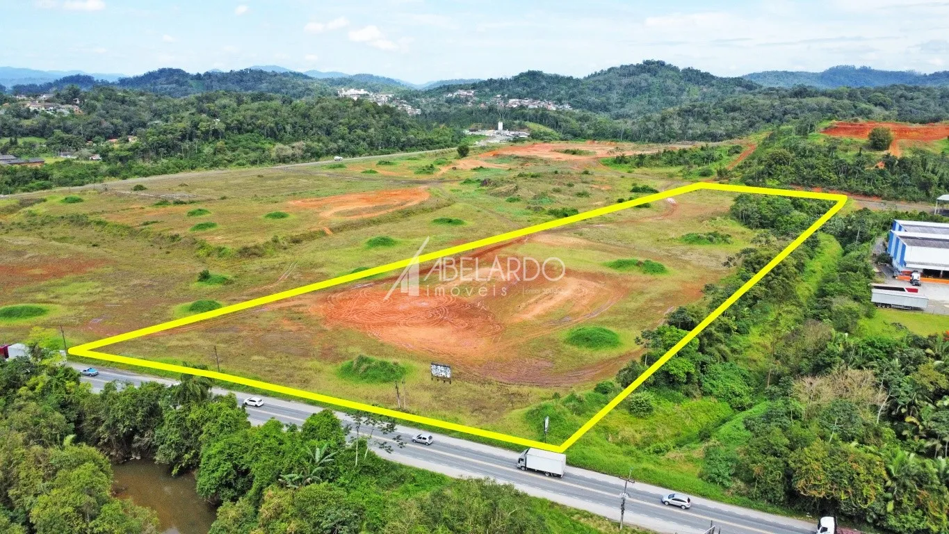 Excelente terreno ZI1 plano com 29.700,00 m, situado na rua Dr. Pedro Zimmermann, nas proximidades da BR 470, com muito potencial construtivo, ideal para construção de galpões, comércio, centro comercial, entre outros. — foto 2